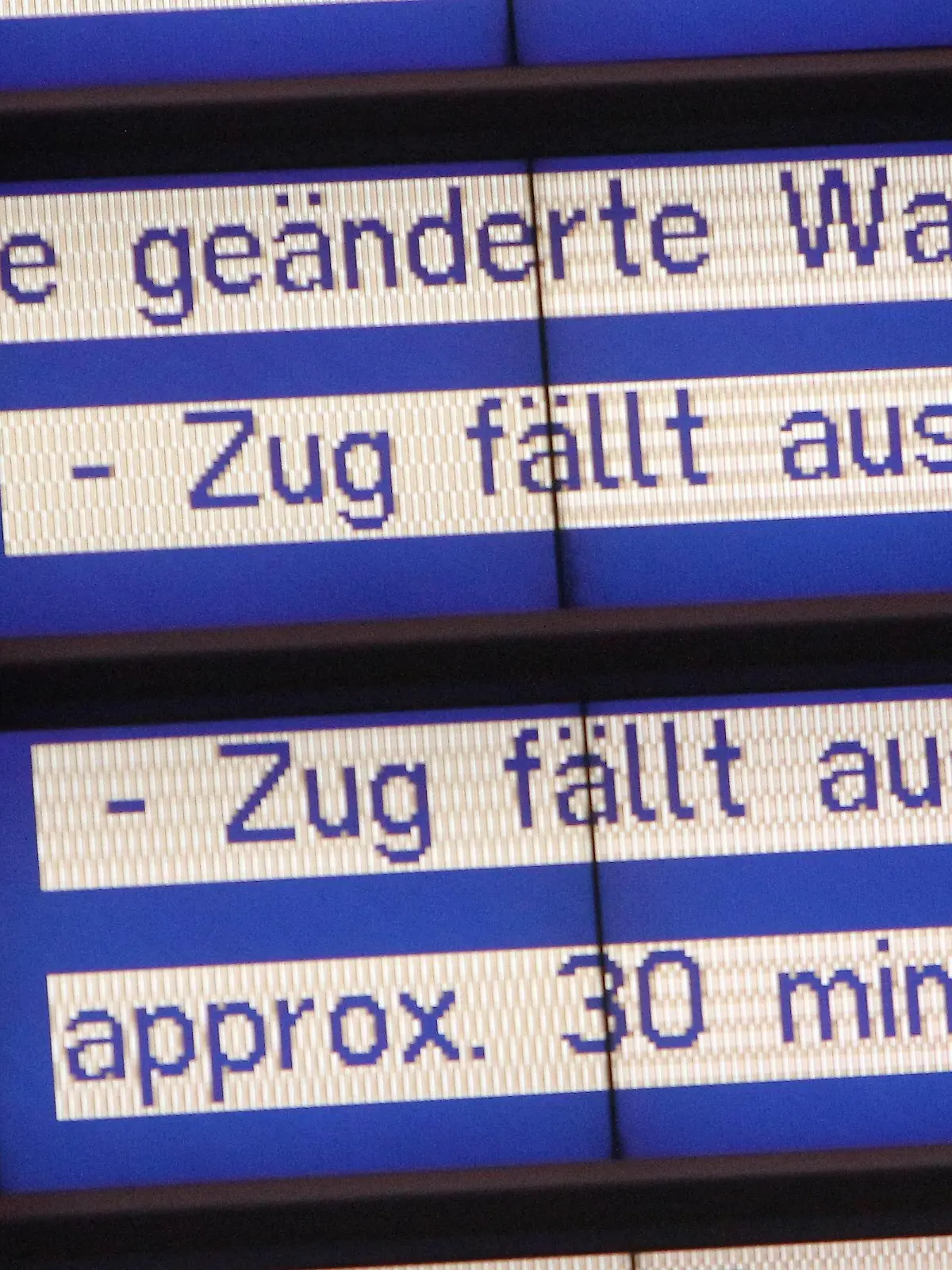 Anzeigetafel mit hitzebedingten Zugverspätungen und Zugausfällen der DB Deutsche n Bahn im Fernbahnhof Flughafen Frankfurt, Hessen, Deutschland *** Scoreboard with heat-related train delays and train cancellations of the DB Deutsche Bahn at the long-distance railway station at Frankfurt Airport, Hesse, Germany  