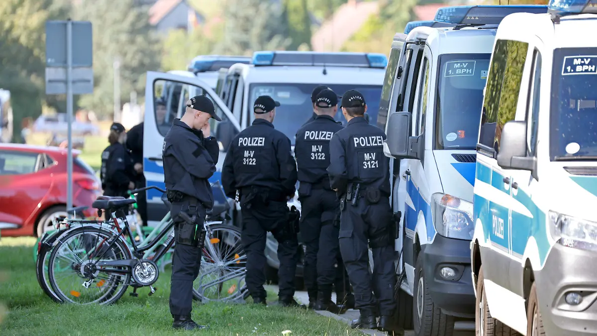 15.09.2023, Mecklenburg-Vorpommern, Pragsdorf: Für Befragungen und Untersuchungen des Areals sind Polizisten in Pragsdorf bei Neubrandenburg eingetroffen, an dessen See am Abend des 14.09.2023 der schwer verletzte Sechsjährige gefunden wurde, der später an seinen Verletzungen verstarb. Die Polizei ermittelt wegen Totschlags. Foto: Bernd Wüstneck/dpa +++ dpa-Bildfunk +++