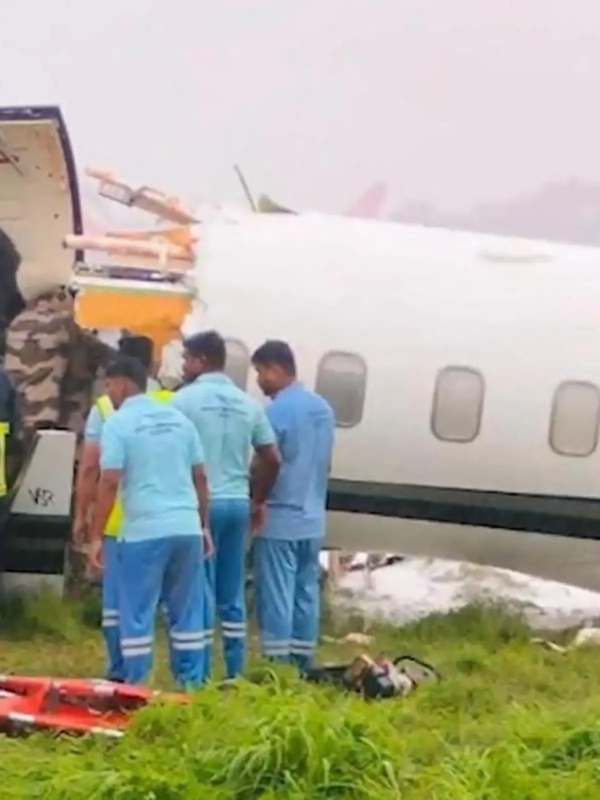 Es sind Wetterbedingungen die es fast unmöglich machen zu landen: Starkregen und eine kurze Sicht lassen ein Flugzeug am flughafen in Mumbai von der Landebahn abkommen. Beim Auprall durchbricht es in der Mitte.