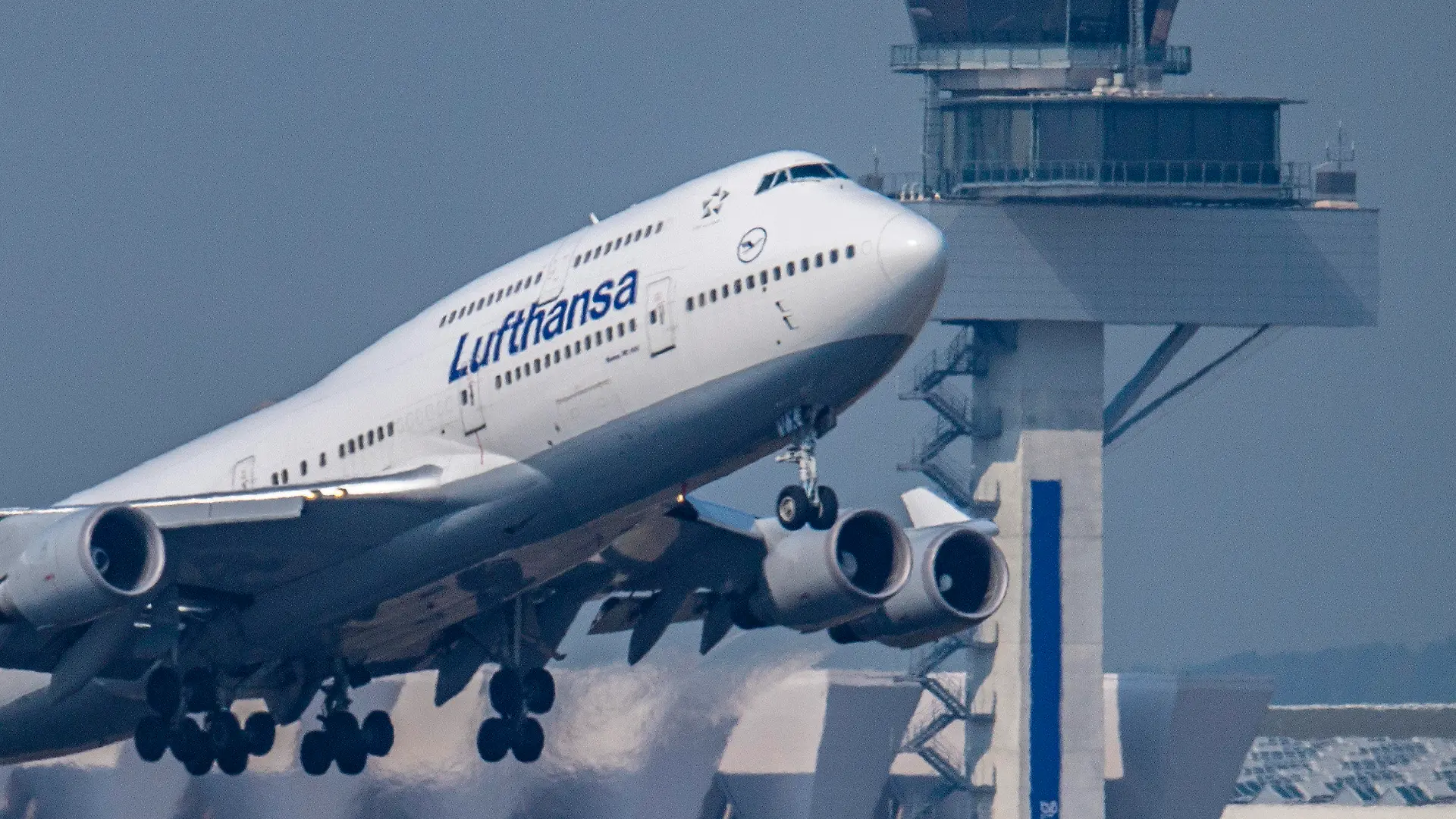 ARCHIV - 27.08.2019, Hessen, Frankfurt/Main: Eine Passagiermaschine vom Typ Boeing 747 der Lufthansa startet vor dem Tower des Flughafens zu einem Transatlantikflug. Der US-Flugzeugbauer Boeing stellt die Produktion seines Jumbo-Jets 747 nach mehr als 50 Jahren ein. Die letzte 747 werde im Jahr 2022 gebaut, teilte Boeing am Mittwoch in Chicago mit.  (zu dpa "Boeing warnt nach Milliardenverlust vor weiterem Stellenabbau") Foto: Boris Roessler/dpa +++ dpa-Bildfunk +++