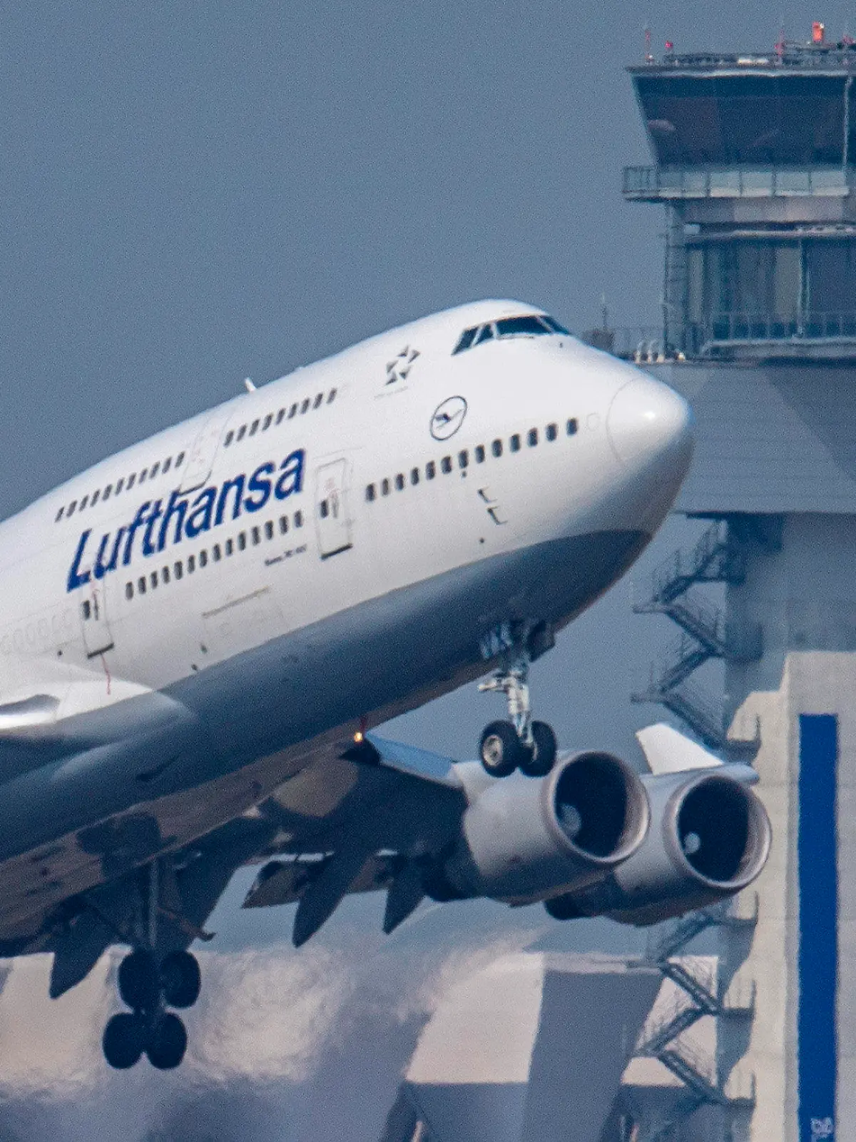 ARCHIV - 27.08.2019, Hessen, Frankfurt/Main: Eine Passagiermaschine vom Typ Boeing 747 der Lufthansa startet vor dem Tower des Flughafens zu einem Transatlantikflug. Der US-Flugzeugbauer Boeing stellt die Produktion seines Jumbo-Jets 747 nach mehr als 50 Jahren ein. Die letzte 747 werde im Jahr 2022 gebaut, teilte Boeing am Mittwoch in Chicago mit.  (zu dpa "Boeing warnt nach Milliardenverlust vor weiterem Stellenabbau") Foto: Boris Roessler/dpa +++ dpa-Bildfunk +++