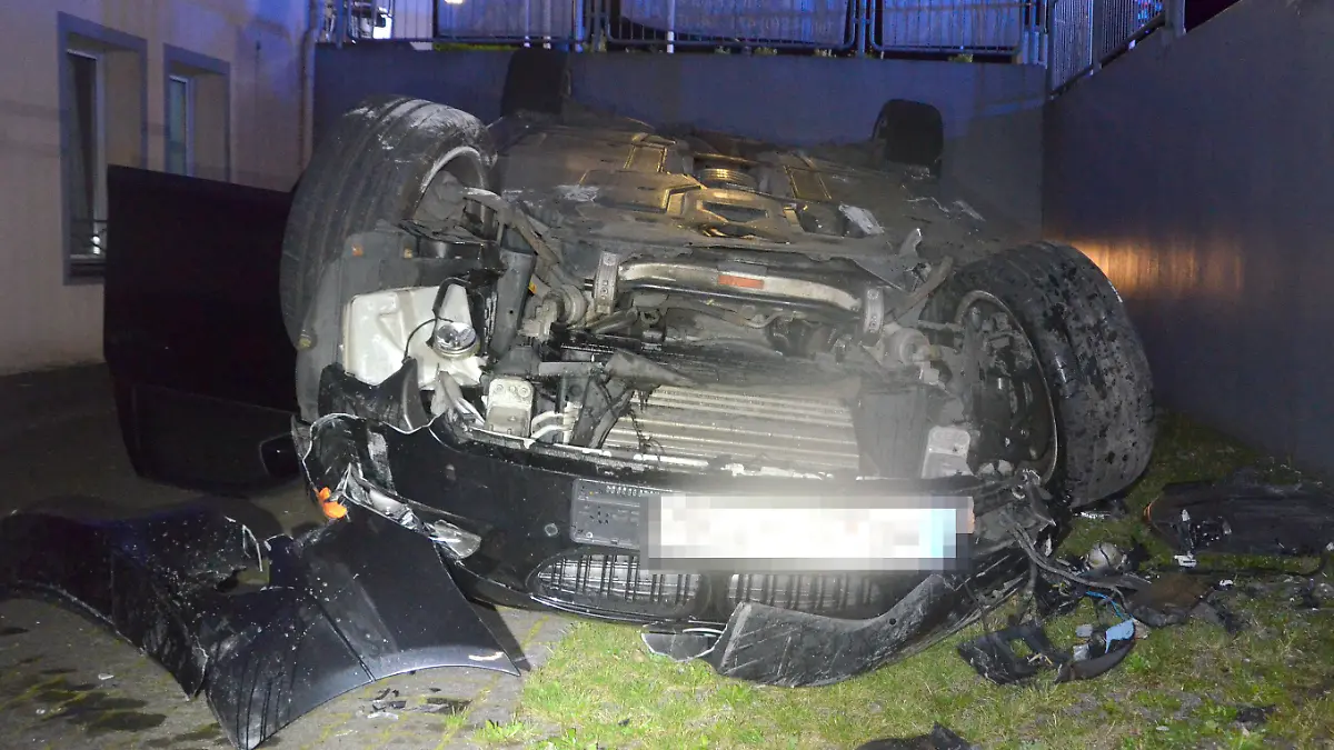 Das Fahrzeug blieb nach dem Unfall auf dem Dach liegen. Der Fahrer wurde nur leicht verletzt. Foto: Polizei Bremerhaven