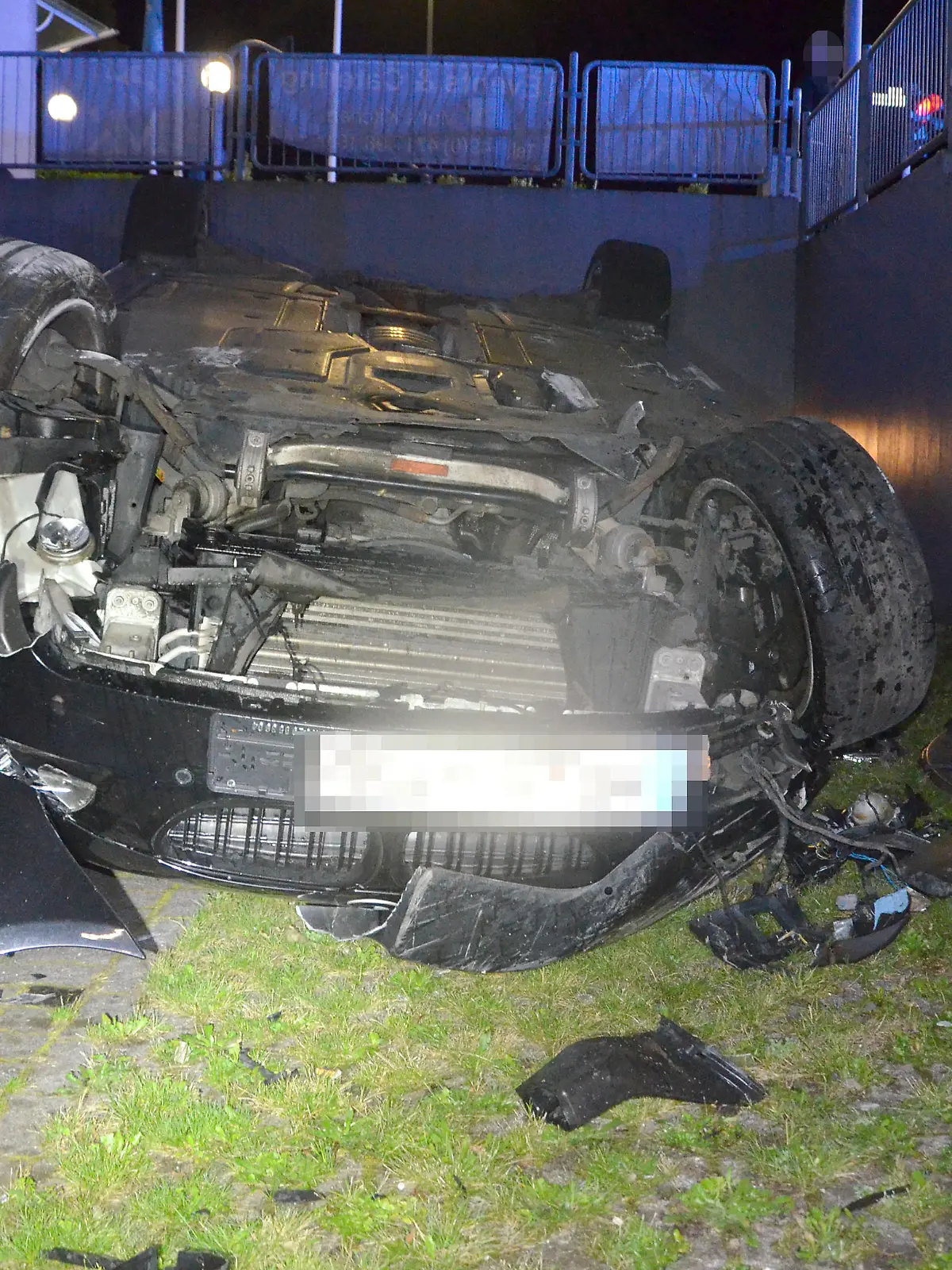 Das Fahrzeug blieb nach dem Unfall auf dem Dach liegen. Der Fahrer wurde nur leicht verletzt. Foto: Polizei Bremerhaven