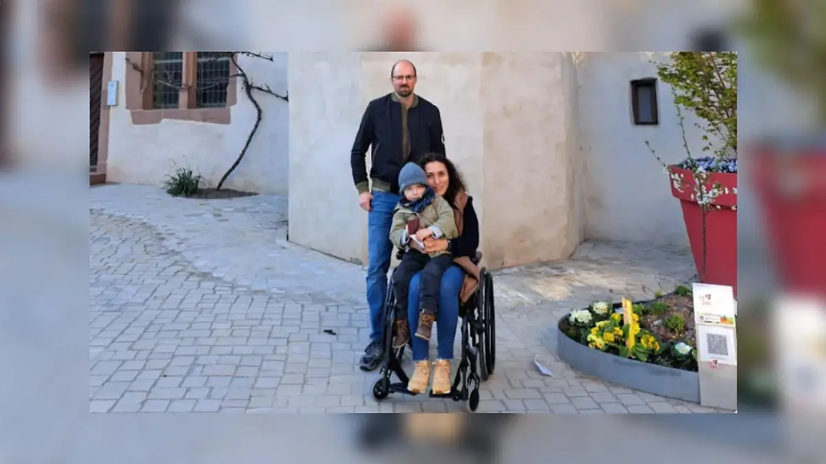 Sevgi May mit ihrem Mann und ihrem kleinen Sohn.