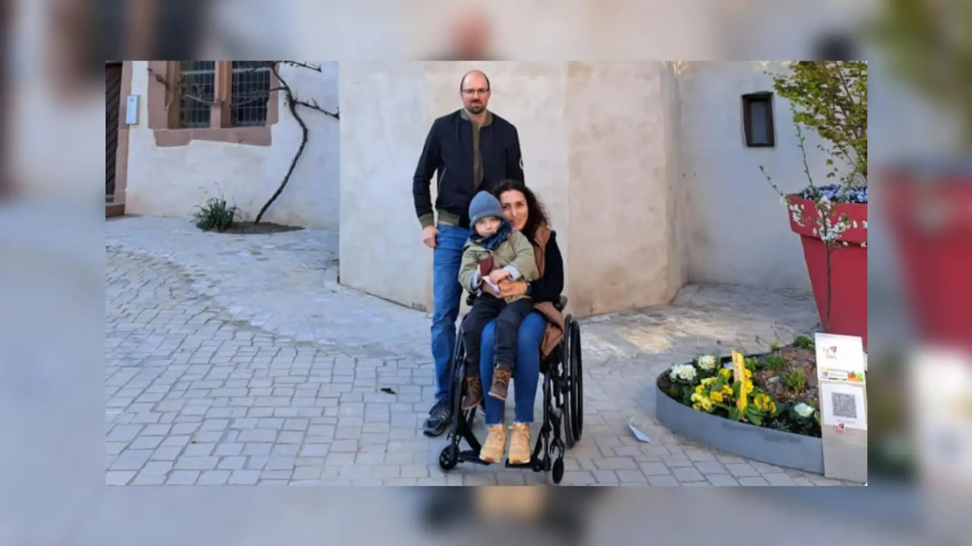 Sevgi May mit ihrem Mann und ihrem kleinen Sohn.