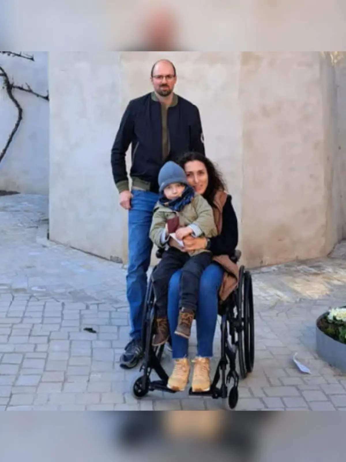 Sevgi May mit ihrem Mann und ihrem kleinen Sohn.