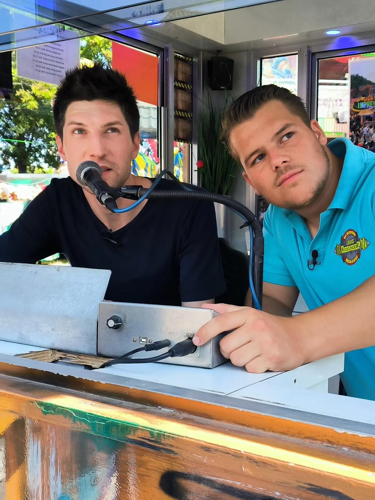 Wir kennen sie alle: die Männer und Frauen, die auf der Kirmes mit lustigen Sprüchen die Besucher in den Fahrgeschäften anheizen. „Rekommandeur“ heißt der Job und der ist ziemlich anspruchsvoll. Sie steuern das Fahrgeschäft, kümmern sich um die Musik und entertainen die Fahrgäste. RTL WEST Reporter Steffen Schmidt hat einen Tag als Rekommandeur gearbeitet.