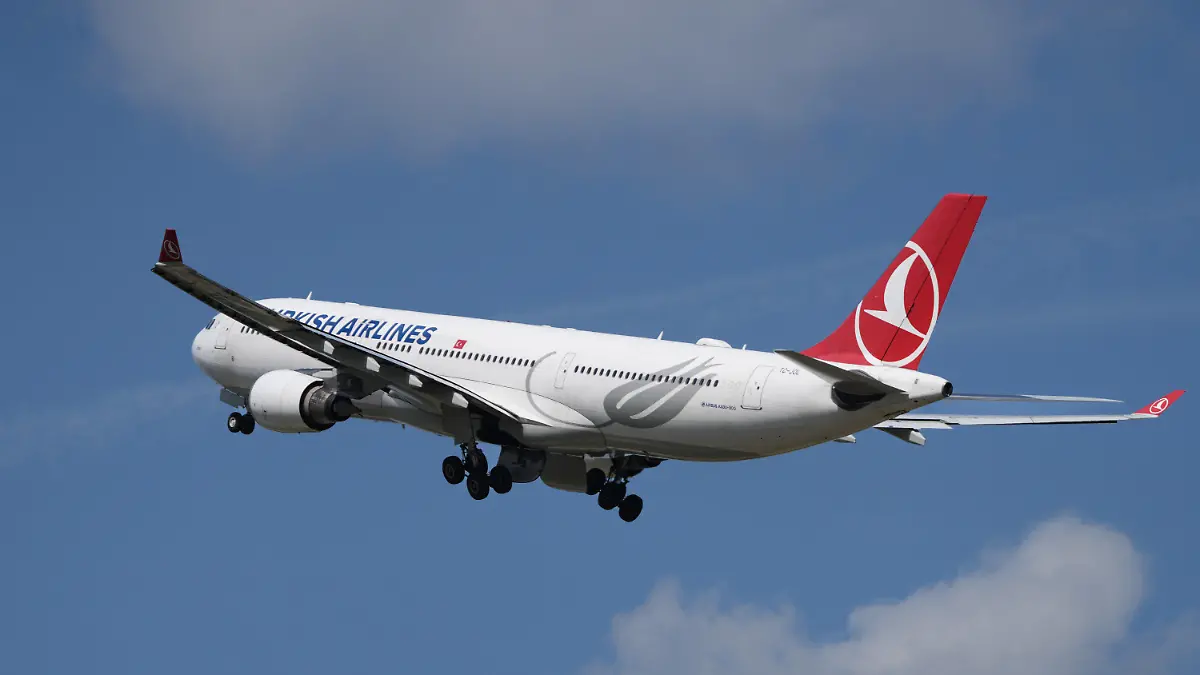 ARCHIV - 13.07.2023, Brandenburg, Schönefeld: Ein Airbus A330-300 der Fluggesellschaft Turkish Airlines startet vom Flughafen Berlin Brandenburg BER «Willy Brandt». (Illustration zu dpa "Leiche im Fahrwerk eines Flugzeugs in Türkei entdeckt") Foto: Soeren Stache/dpa +++ dpa-Bildfunk +++