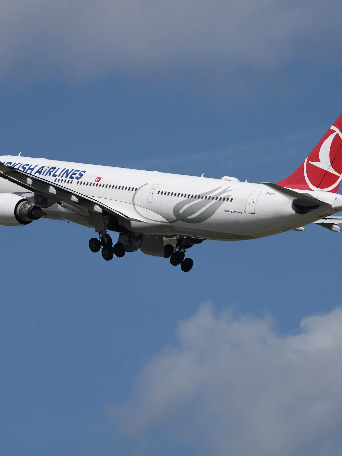 ARCHIV - 13.07.2023, Brandenburg, Schönefeld: Ein Airbus A330-300 der Fluggesellschaft Turkish Airlines startet vom Flughafen Berlin Brandenburg BER «Willy Brandt». (Illustration zu dpa "Leiche im Fahrwerk eines Flugzeugs in Türkei entdeckt") Foto: Soeren Stache/dpa +++ dpa-Bildfunk +++