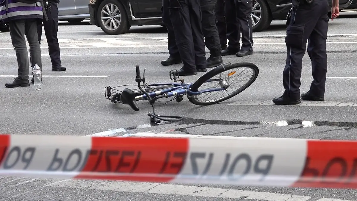 30 Meter wird die Radfahrerin mit geschliffen, erst dann kommt der Lkw zum Stehen.