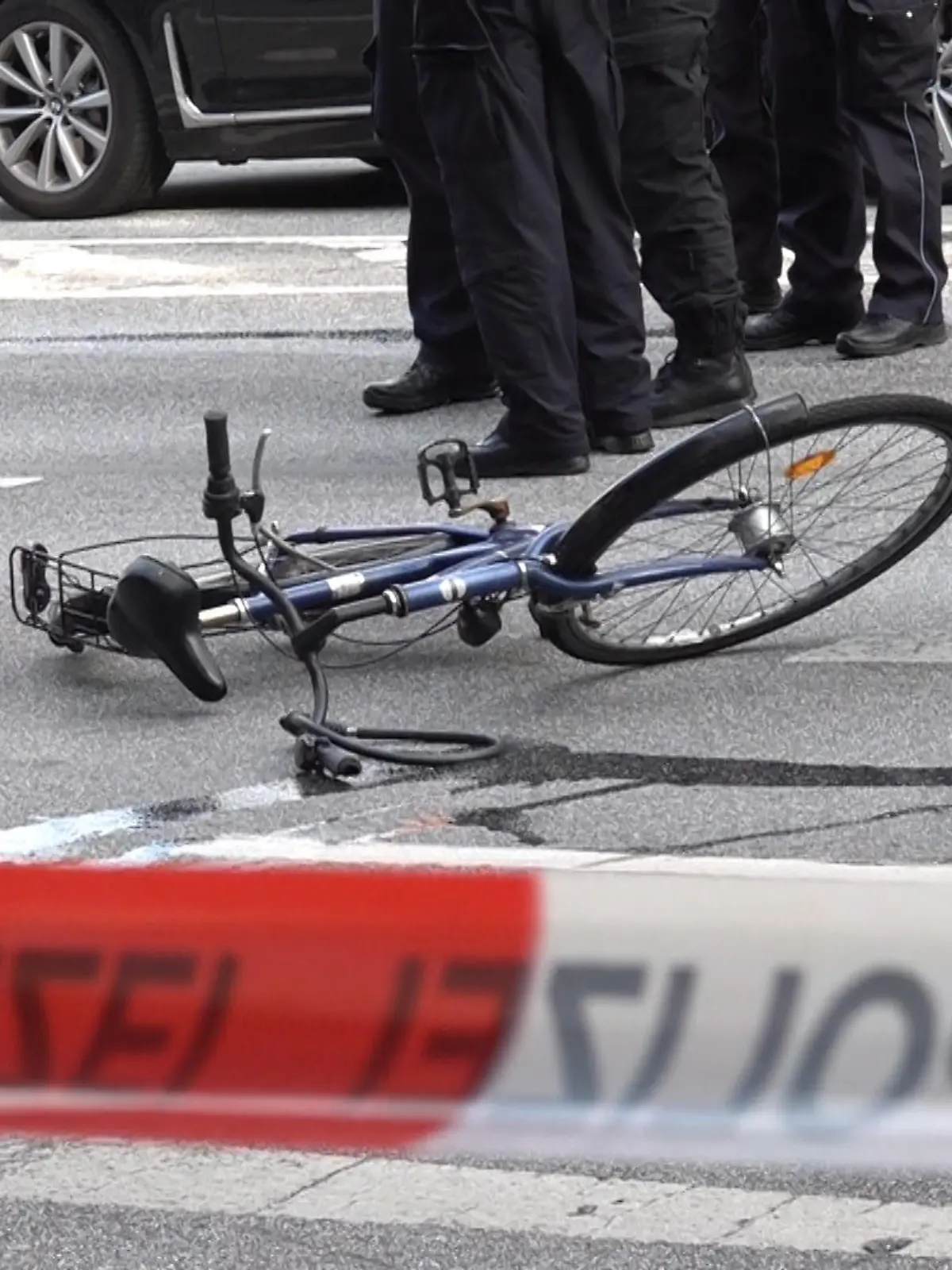 30 Meter wird die Radfahrerin mit geschliffen, erst dann kommt der Lkw zum Stehen.