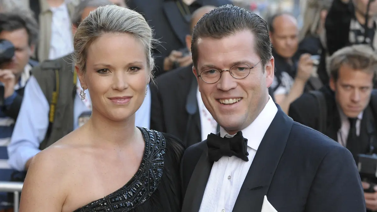 ARCHIV - 29.04.2009, Berlin: Karl-Theodor zu Guttenberg (CSU, r), damaliger Bundeswirtschaftsminister, und seine Frau Stephanie Freifrau zu Guttenberg kommen zur Verleihung des Nachhaltigkeitspreises in das Deutschen Historische Museum (DHM). Der frühere Verteidigungsminister Karl-Theodor zu Guttenberg und seine Frau Stephanie gehen getrennte Wege. (zu dpa: «Politik, Adel, Glamour: Ehepaar zu Guttenberg hat sich getrennt») Foto: Soeren Stache/dpa-Zentralbild/dpa +++ dpa-Bildfunk +++