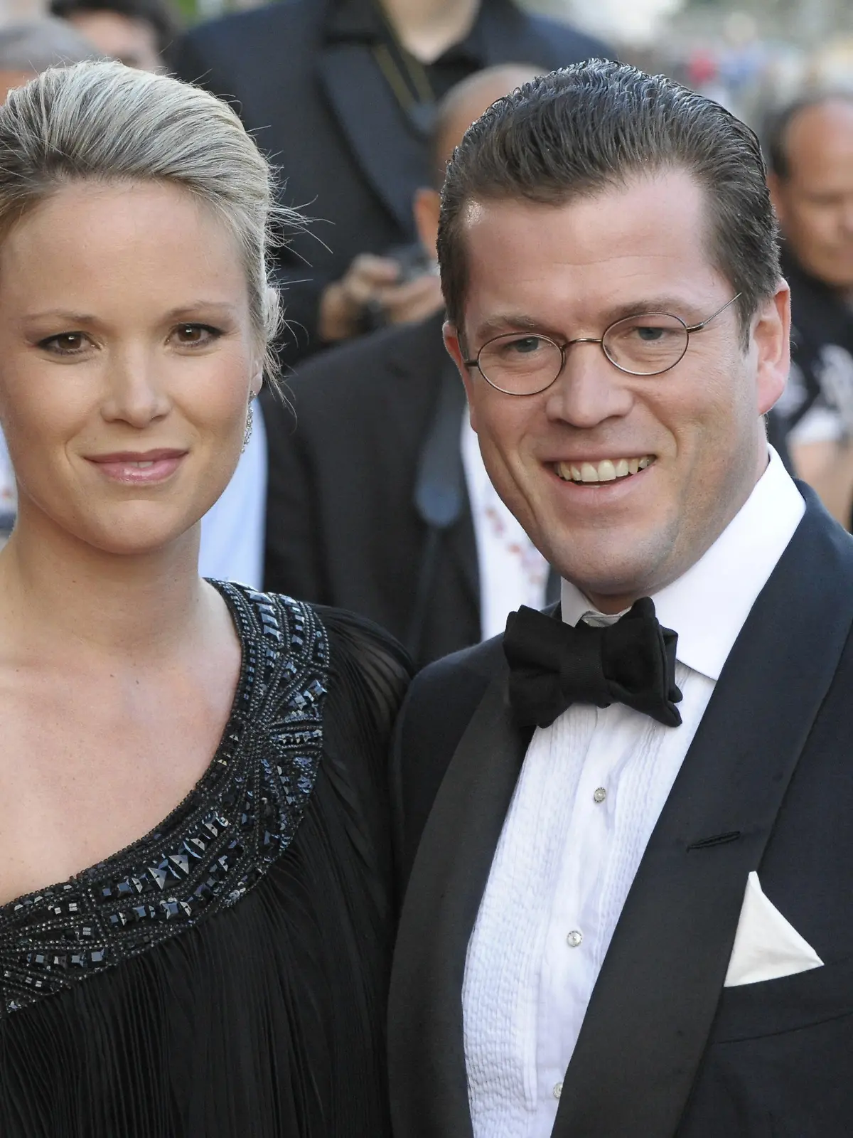 ARCHIV - 29.04.2009, Berlin: Karl-Theodor zu Guttenberg (CSU, r), damaliger Bundeswirtschaftsminister, und seine Frau Stephanie Freifrau zu Guttenberg kommen zur Verleihung des Nachhaltigkeitspreises in das Deutschen Historische Museum (DHM). Der frühere Verteidigungsminister Karl-Theodor zu Guttenberg und seine Frau Stephanie gehen getrennte Wege. (zu dpa: «Politik, Adel, Glamour: Ehepaar zu Guttenberg hat sich getrennt») Foto: Soeren Stache/dpa-Zentralbild/dpa +++ dpa-Bildfunk +++