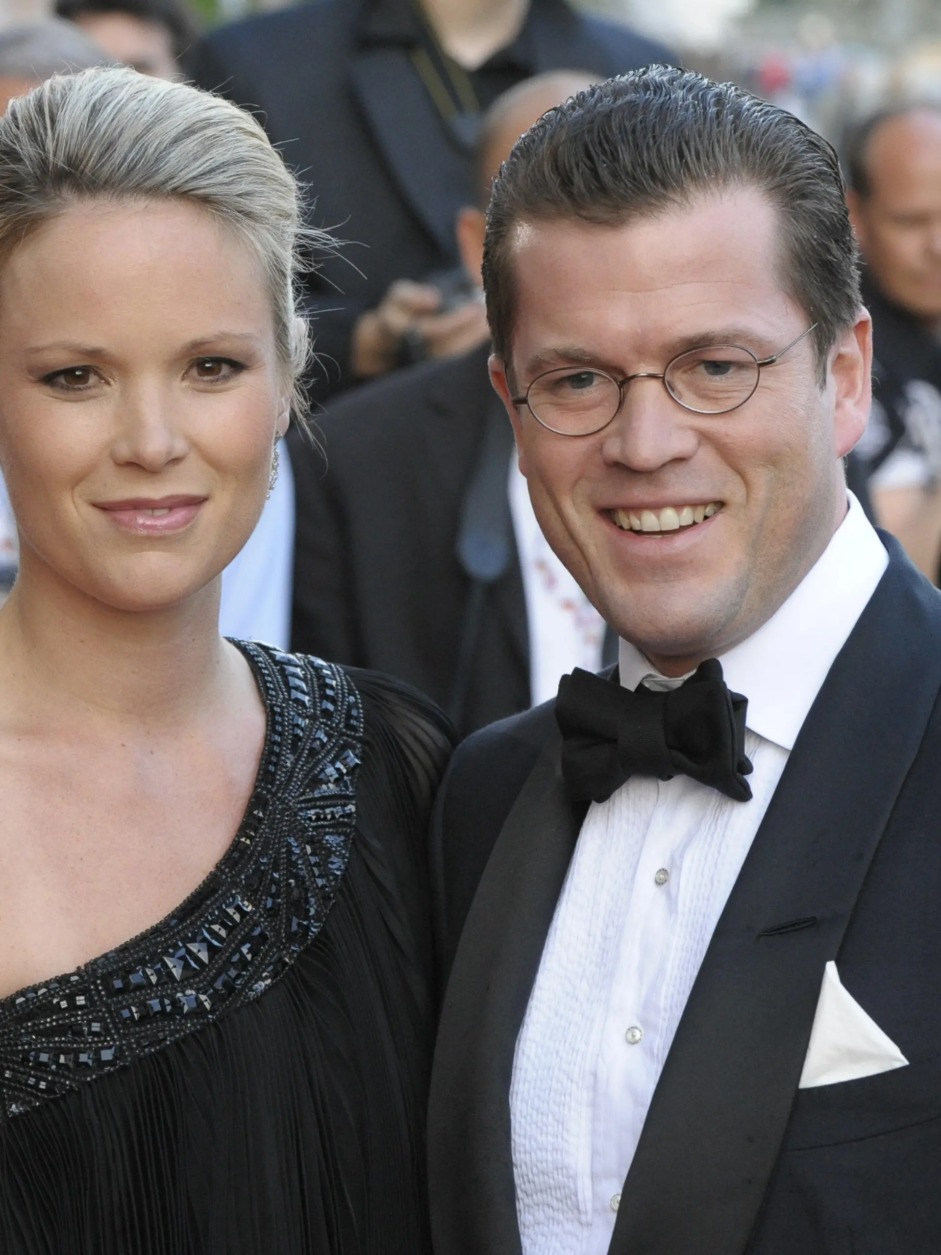 ARCHIV - 29.04.2009, Berlin: Karl-Theodor zu Guttenberg (CSU, r), damaliger Bundeswirtschaftsminister, und seine Frau Stephanie Freifrau zu Guttenberg kommen zur Verleihung des Nachhaltigkeitspreises in das Deutschen Historische Museum (DHM). Der frühere Verteidigungsminister Karl-Theodor zu Guttenberg und seine Frau Stephanie gehen getrennte Wege. (zu dpa: «Politik, Adel, Glamour: Ehepaar zu Guttenberg hat sich getrennt») Foto: Soeren Stache/dpa-Zentralbild/dpa +++ dpa-Bildfunk +++