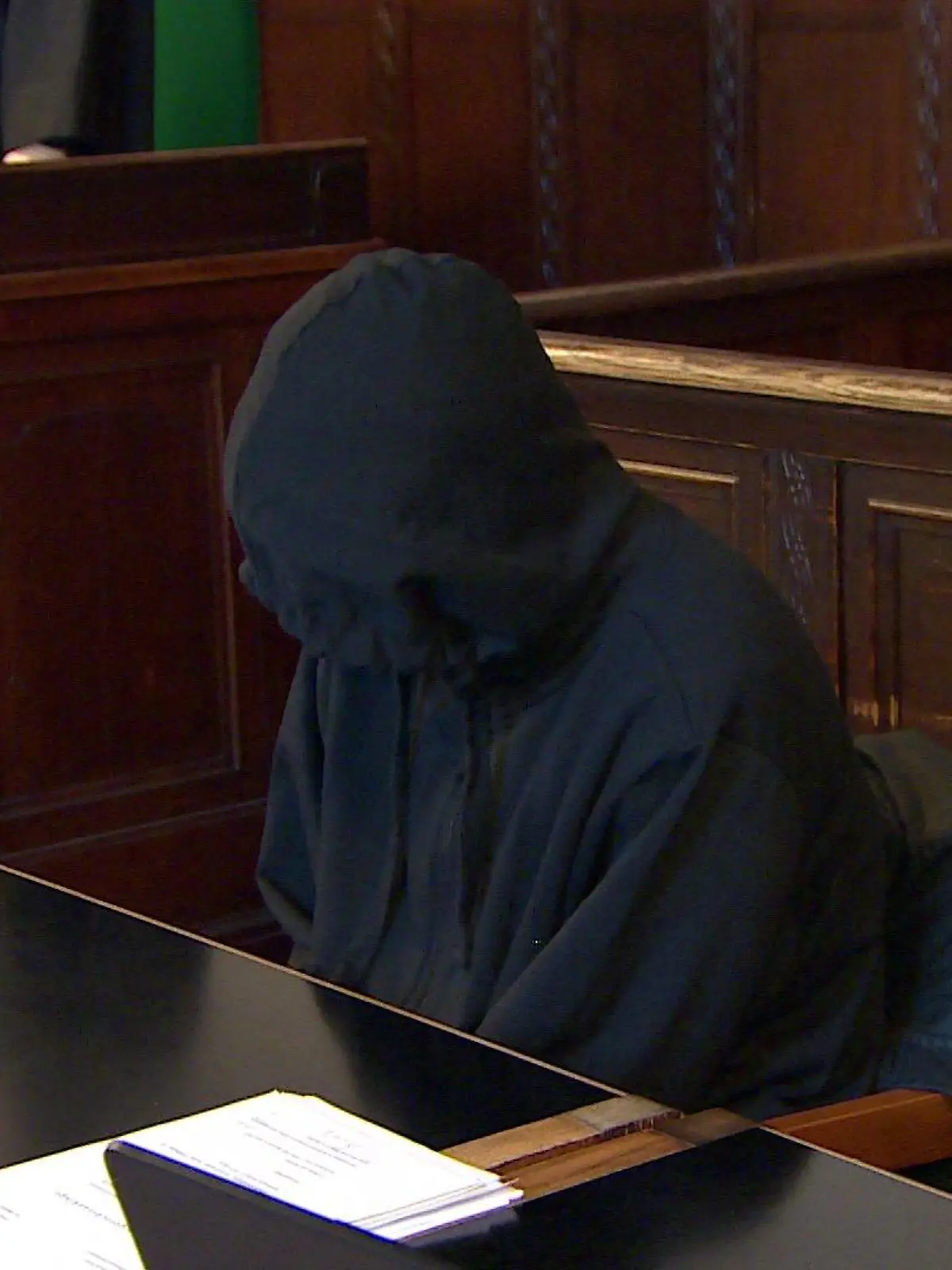 Nico F. erscheint komlett in Schwarz gegleidet vor Gericht