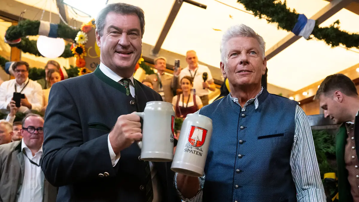 16.09.2023, Bayern, München: Auftakt zum Oktoberfest. Markus Söder (l, CSU), Ministerpräsident von Bayern und Dieter Reiter (SPD), Oberbürgermeister von München prosten sich beim traditionellen Fassanstich zu. Die 188. Wiesn findet dieses Jahr vom 16.09.- 03.10.2023 statt. Foto: Sven Hoppe/dpa +++ dpa-Bildfunk +++