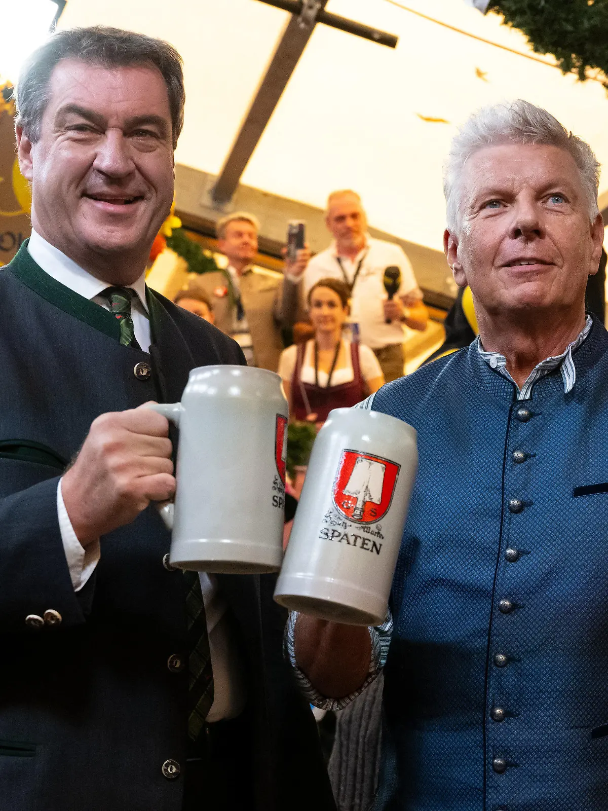 16.09.2023, Bayern, München: Auftakt zum Oktoberfest. Markus Söder (l, CSU), Ministerpräsident von Bayern und Dieter Reiter (SPD), Oberbürgermeister von München prosten sich beim traditionellen Fassanstich zu. Die 188. Wiesn findet dieses Jahr vom 16.09.- 03.10.2023 statt. Foto: Sven Hoppe/dpa +++ dpa-Bildfunk +++
