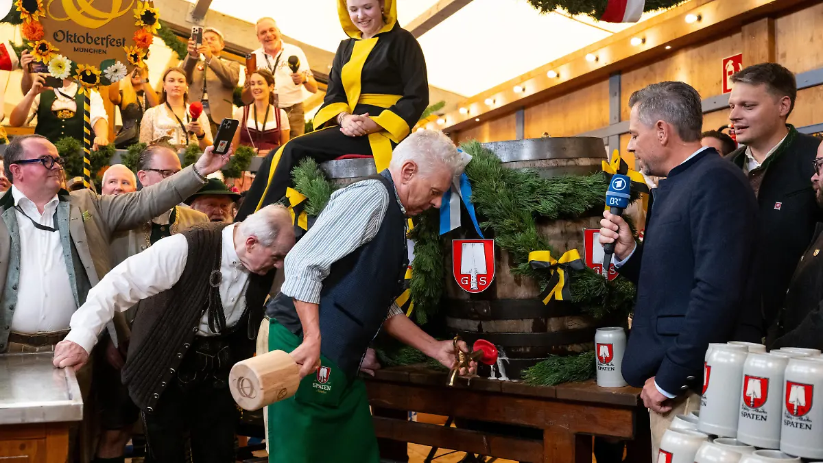 16.09.2023, Bayern, München: Auftakt zum Oktoberfest. Dieter Reiter (SPD), Oberbürgermeister von München beim traditionellen Fassanstich. Die 188. Wiesn findet dieses Jahr vom 16.09.- 03.10.2023 statt. Foto: Sven Hoppe/dpa +++ dpa-Bildfunk +++