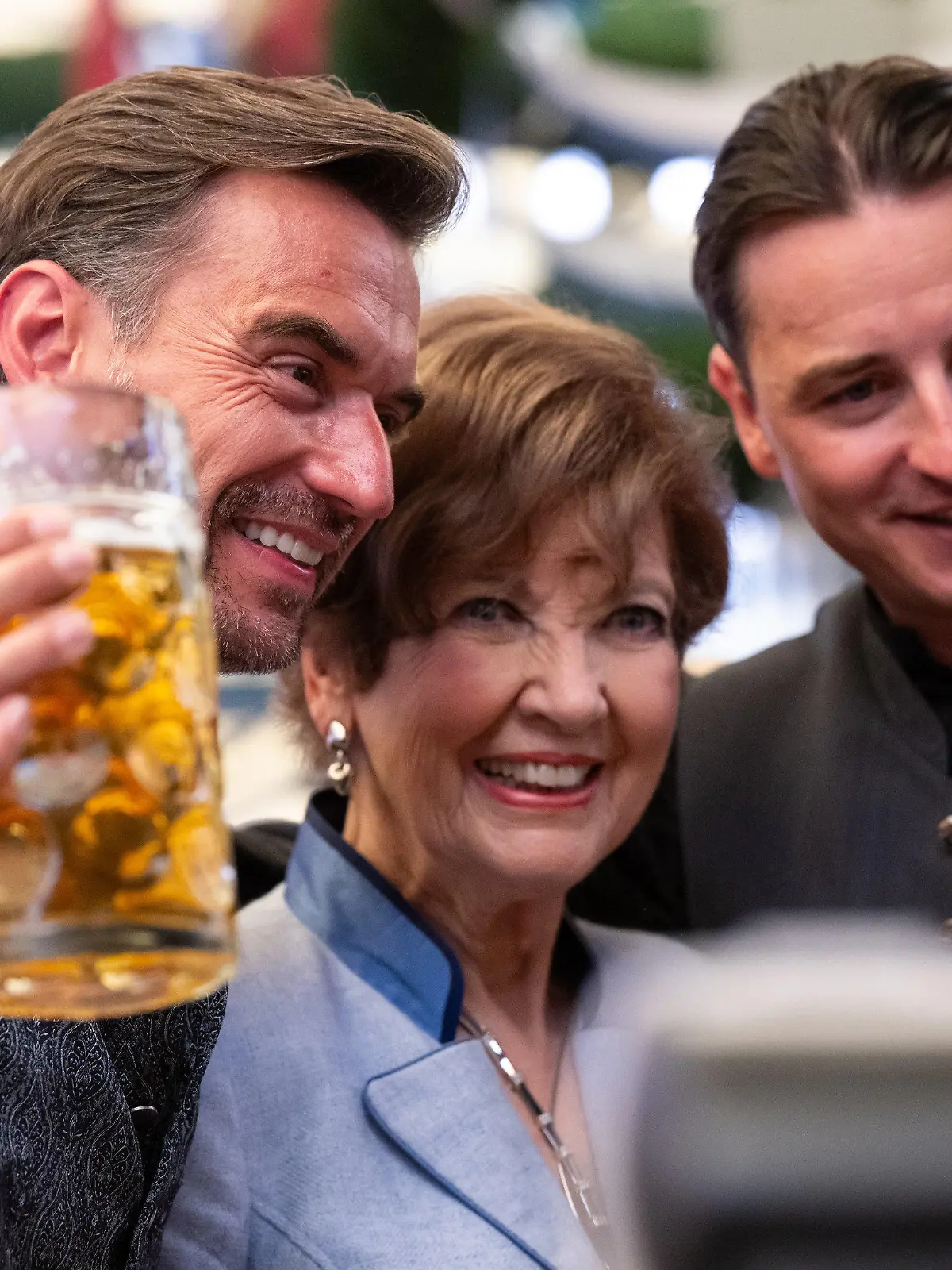 16.09.2023, Bayern, München: Auftakt zum Oktoberfest. Florian Silbereisen (l-r), Moderator, Carolin Reiber, Moderatorin, und Andreas Gabalier, Sänger, feiern in einem Bierzelt. Die 188. Wiesn findet dieses Jahr vom 16.09.- 03.10.2023 statt. Foto: Sven Hoppe/dpa +++ dpa-Bildfunk +++