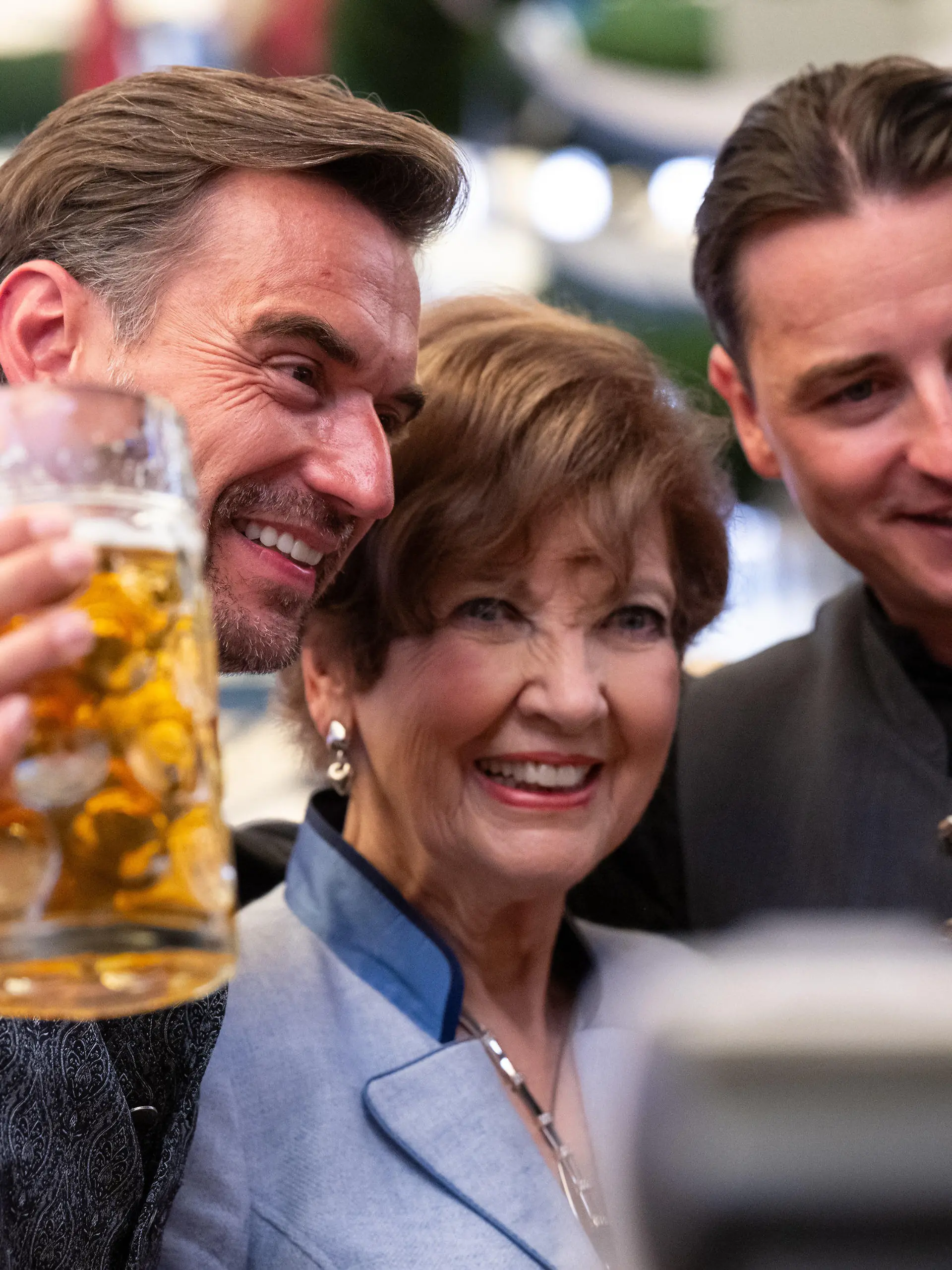 16.09.2023, Bayern, München: Auftakt zum Oktoberfest. Florian Silbereisen (l-r), Moderator, Carolin Reiber, Moderatorin, und Andreas Gabalier, Sänger, feiern in einem Bierzelt. Die 188. Wiesn findet dieses Jahr vom 16.09.- 03.10.2023 statt. Foto: Sven Hoppe/dpa +++ dpa-Bildfunk +++