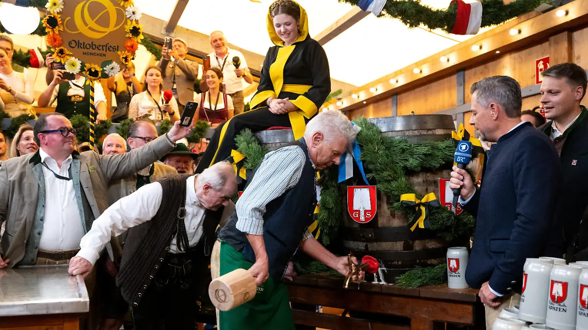 16.09.2023, Bayern, München: Auftakt zum Oktoberfest. Dieter Reiter (SPD), Oberbürgermeister von München beim traditionellen Fassanstich. Die 188. Wiesn findet dieses Jahr vom 16.09.- 03.10.2023 statt. Foto: Sven Hoppe/dpa +++ dpa-Bildfunk +++