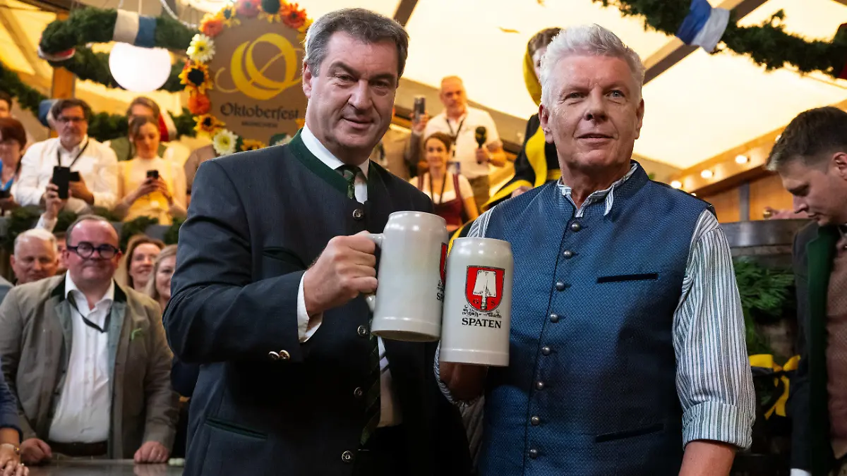 16.09.2023, Bayern, München: Auftakt zum Oktoberfest. Markus Söder (l, CSU), Ministerpräsident von Bayern und Dieter Reiter (SPD), Oberbürgermeister von München prosten sich beim traditionellen Fassanstich zu. Die 188. Wiesn findet dieses Jahr vom 16.09.- 03.10.2023 statt. Foto: Sven Hoppe/dpa +++ dpa-Bildfunk +++