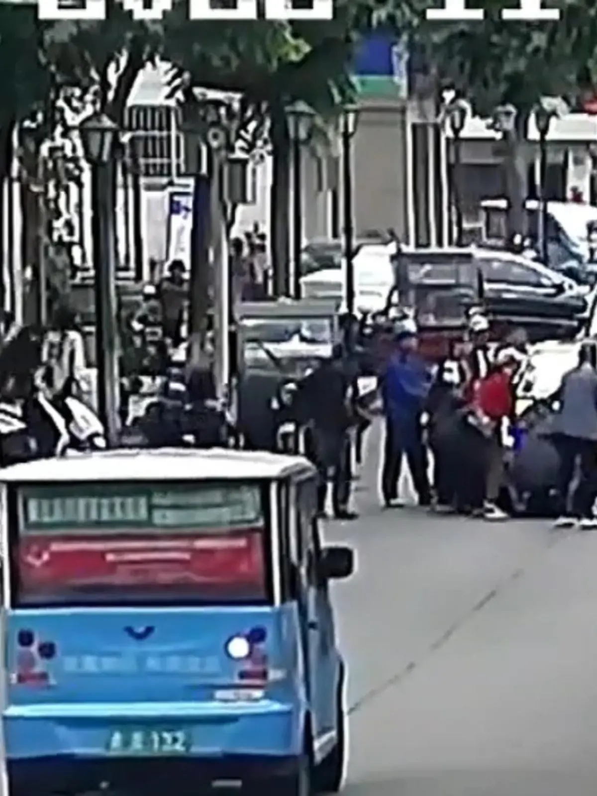 Eine stark befahrene Straße in China und einige Kinder, die sie hektisch im letzten Moment überqueren – und dann passiert es: Ein kleiner Junge wird von einem Wagen überrollt und ist anschließend unter dem Auto gefangen. Ein Vor- oder Zurückfahren könnte das Ganze nur noch verschlimmern.