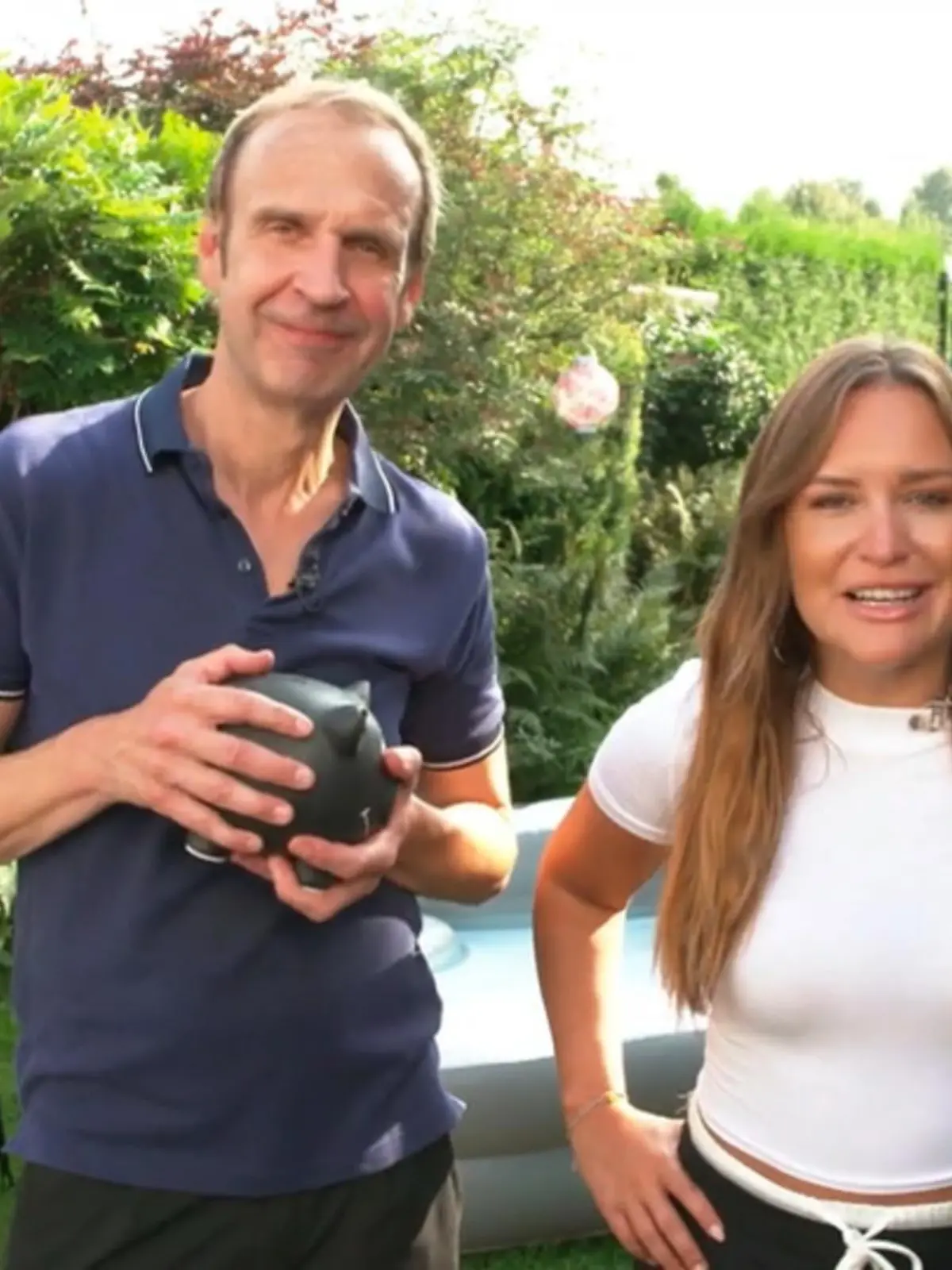 Bevor es wieder kalt wird, checken die Preiskämpfer Madeline Zilch und Thorsten Knippertz noch schnell, ob die Schnäppchen zumindest noch heiß sind! Sie begeben sich online und im stationären Handel auf die Suche nach den besten Sommer-Schnäppchen. Im Test: jeweils ein Pool, ein Grill und eine Gartenliege. Wer spart am meisten?