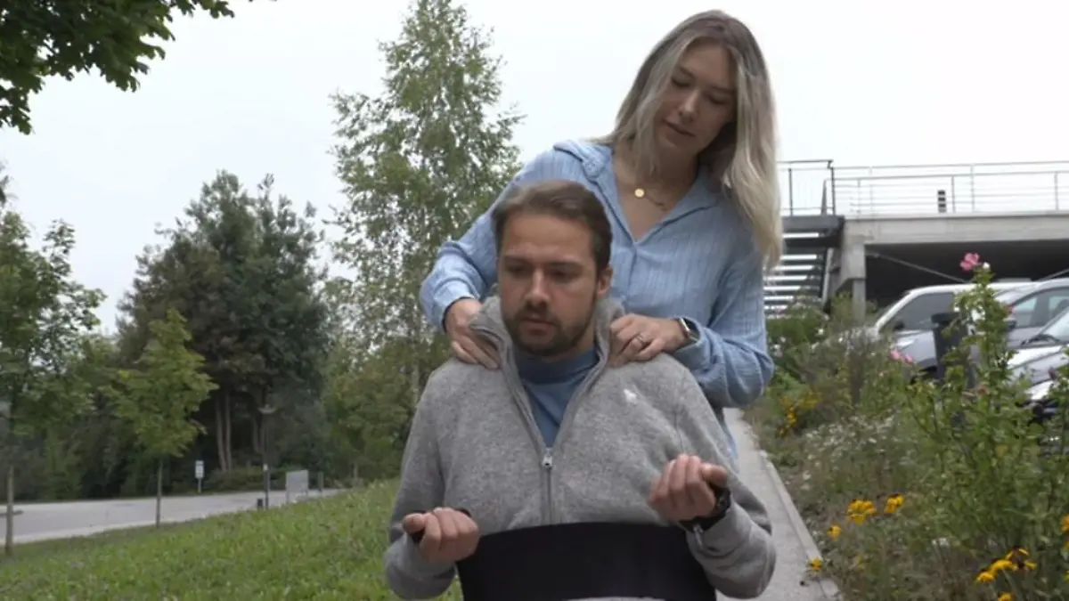 Lara Lindmayr kümmert sich liebevoll um Mike Glemser.