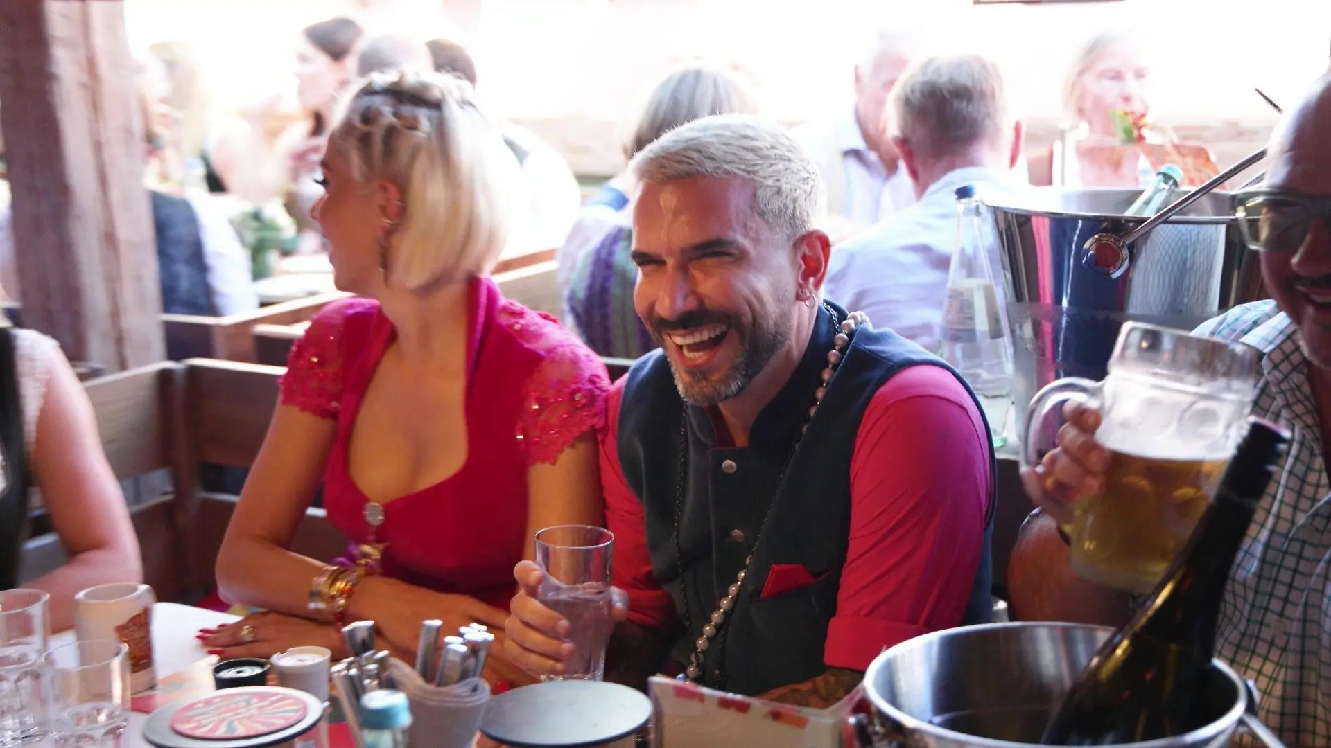 Marc Terenzi mit einem Glas Wasser statt einer Maß Bier.