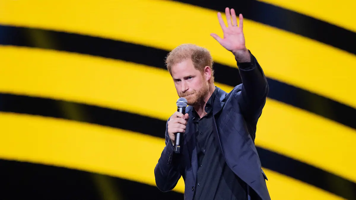 16.09.2023, Nordrhein-Westfalen, Düsseldorf: Prinz Harry, Herzog von Sussex, spricht während der Abschlussfeier der 6. Invictus Games in der Merkur Spiel-Arena. Der paralympische Wettbewerb für kriegsversehrte Sportler war erstmals in Deutschland zu Gast. Foto: Rolf Vennenbernd/dpa +++ dpa-Bildfunk +++