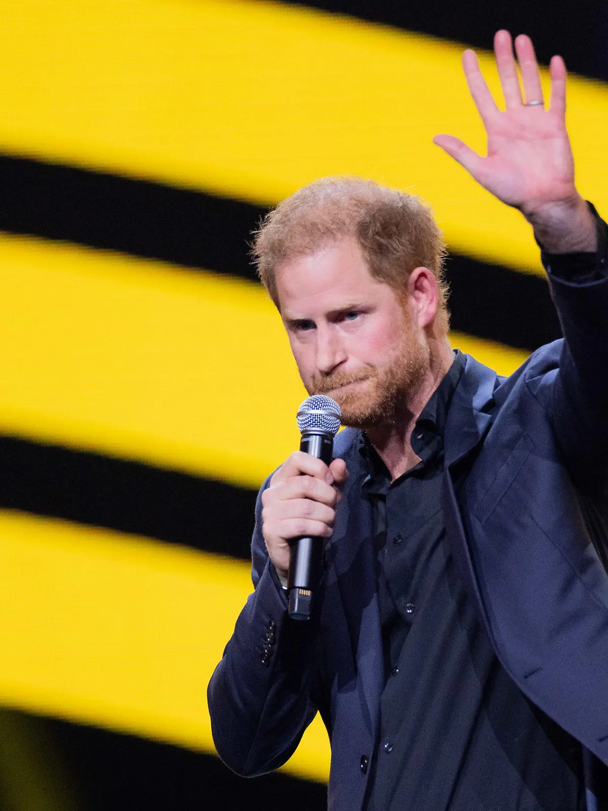 16.09.2023, Nordrhein-Westfalen, Düsseldorf: Prinz Harry, Herzog von Sussex, spricht während der Abschlussfeier der 6. Invictus Games in der Merkur Spiel-Arena. Der paralympische Wettbewerb für kriegsversehrte Sportler war erstmals in Deutschland zu Gast. Foto: Rolf Vennenbernd/dpa +++ dpa-Bildfunk +++