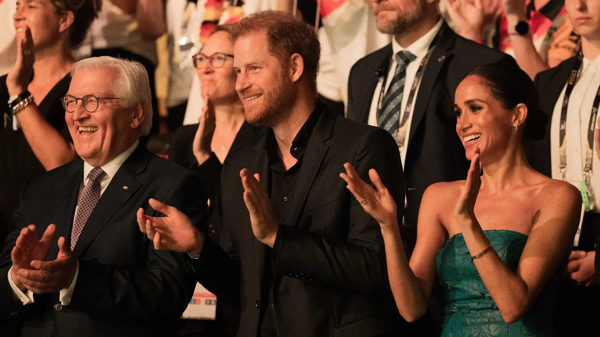 16.09.2023, Nordrhein-Westfalen, Düsseldorf: Prinz Harry (M), Herzog von Sussex, und seine Frau Meghan, Herzogin von Sussex, sowie Bundespräsident Frank-Walter Steinmeier nehmen an der Abschlussfeier der 6. Invictus Games in der Merkur Spiel-Arena teil. Der paralympische Wettbewerb für kriegsversehrte Sportler war erstmals in Deutschland zu Gast. Foto: Rolf Vennenbernd/dpa +++ dpa-Bildfunk +++