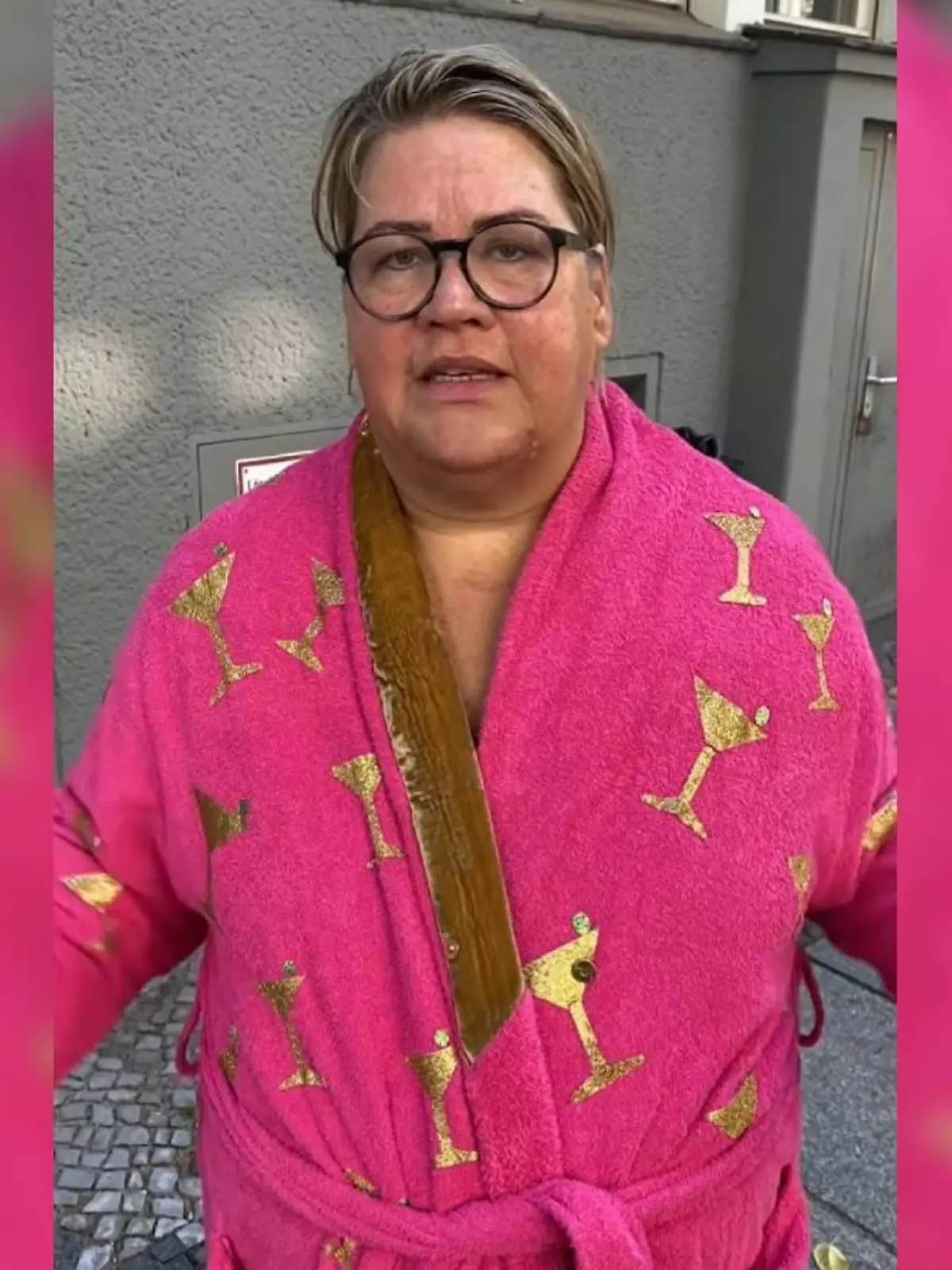 Ilka Bessin ruft zur Bademantel-Challenge auf.