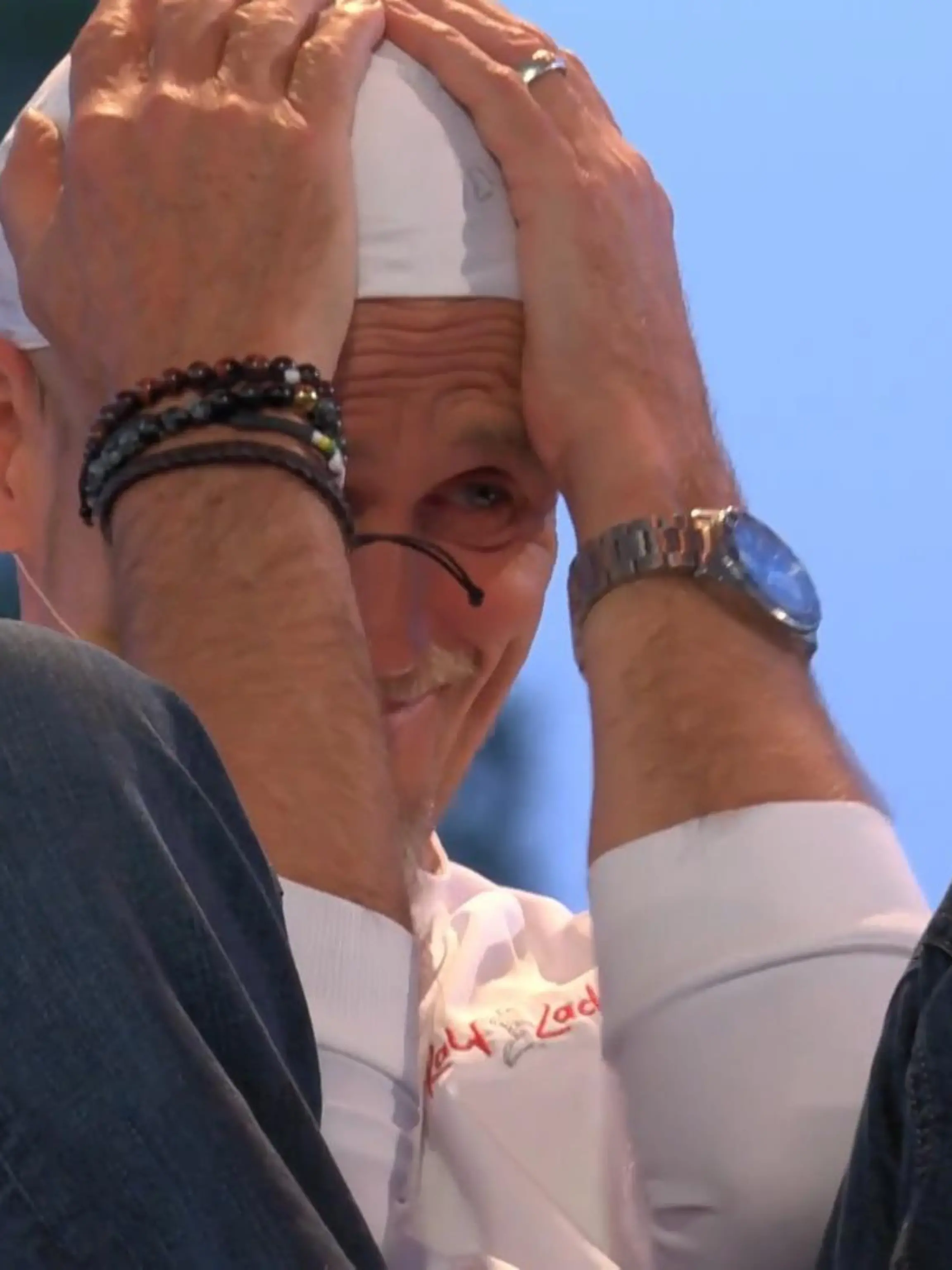 Ralf Zacherl will gar nicht hinsehen, was Sven Martinek da am Grill veranstaltet.