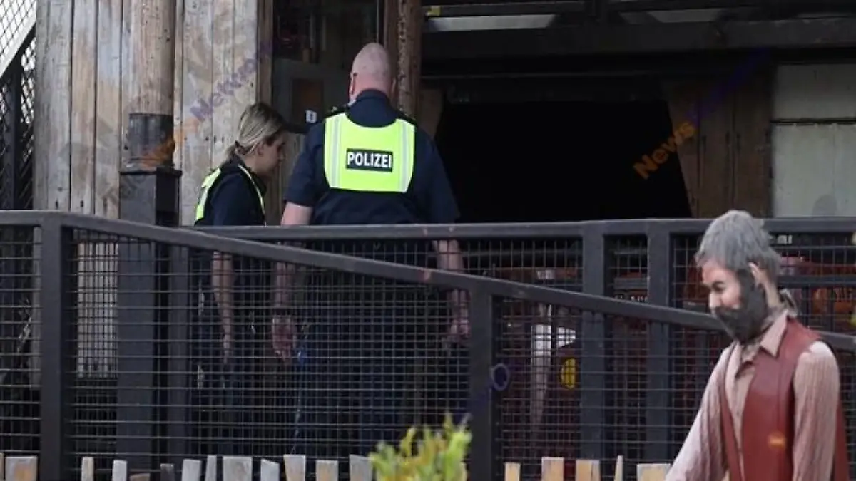 Polizisten sichern den Unfallort