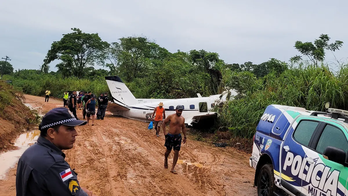 People look at the aircraft after it crashed, which has left 14 dead in Barcelos, Amazonas State Brazil September 16, 2023. REUTERS/Wellington Melo NO RESALES. NO ARCHIVES
