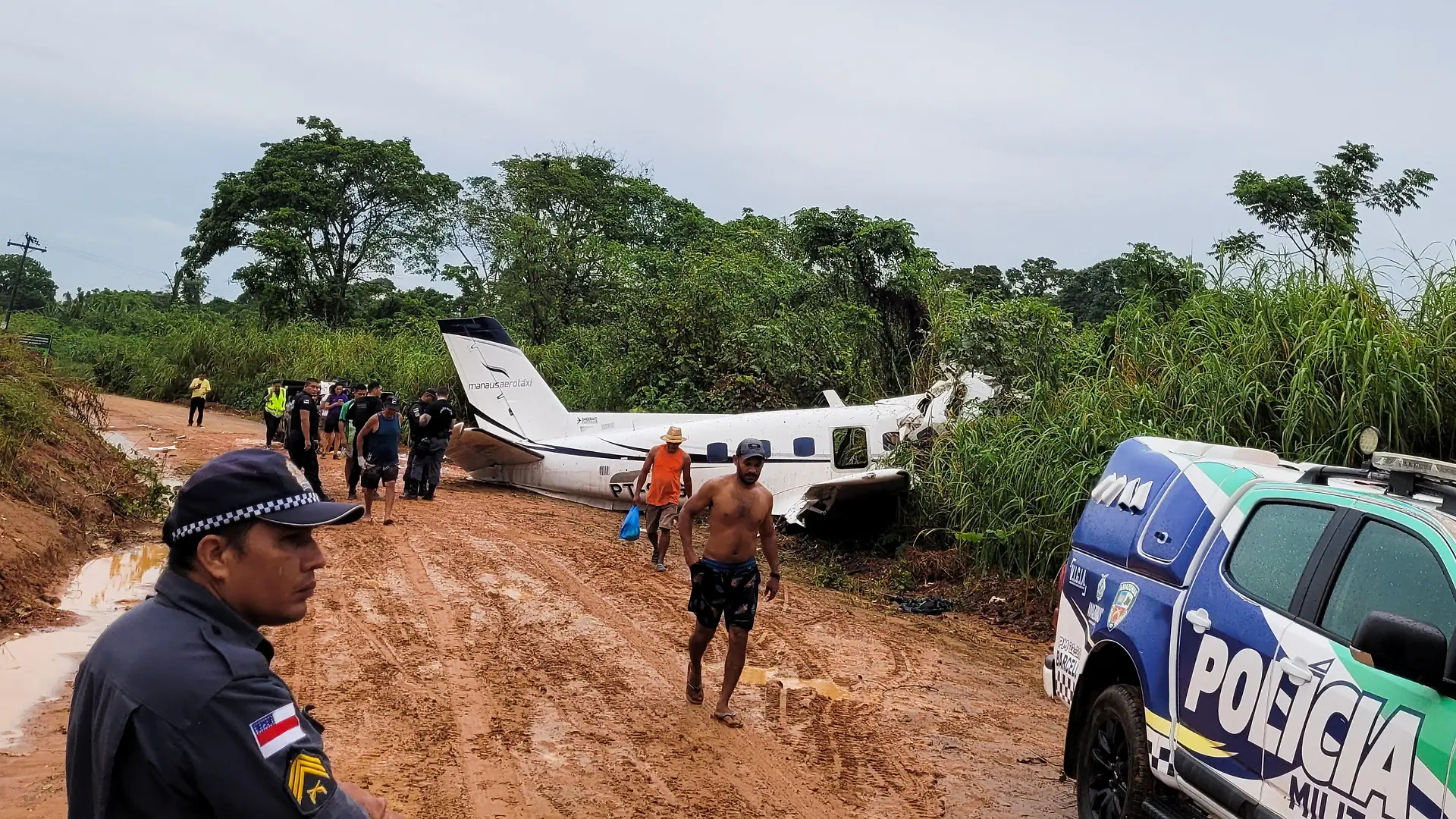 People look at the aircraft after it crashed, which has left 14 dead in Barcelos, Amazonas State Brazil September 16, 2023. REUTERS/Wellington Melo NO RESALES. NO ARCHIVES