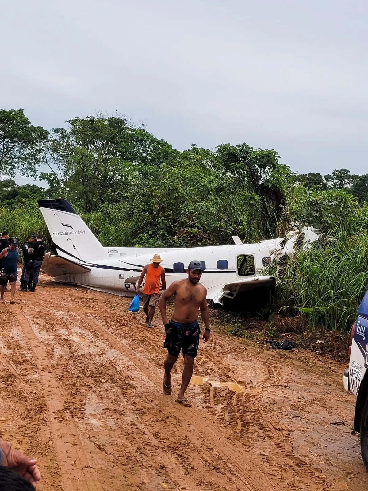 People look at the aircraft after it crashed, which has left 14 dead in Barcelos, Amazonas State Brazil September 16, 2023. REUTERS/Wellington Melo NO RESALES. NO ARCHIVES