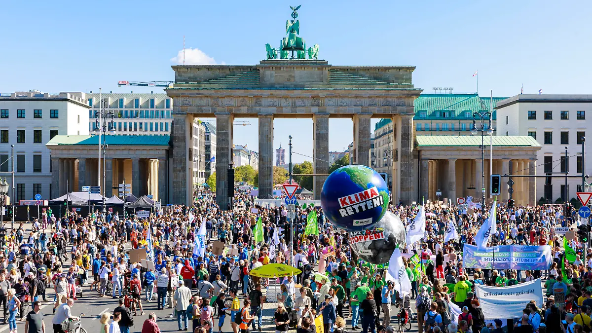 13. globalen Klimastreik 15.09.23 Deutschland, Berlin am 15. September 2023: DemonstrantInnen vor dem Brandenburger Tor mit Plakate und Banners und ein großes Ballon mit der Schruft Klima Retten *** 13 global climate strike 15 09 23 Germany, Berlin on 15 September 2023 demonstrators in front of the Brandenburg Gate with placards and banners and a large balloon with the script Climate Save