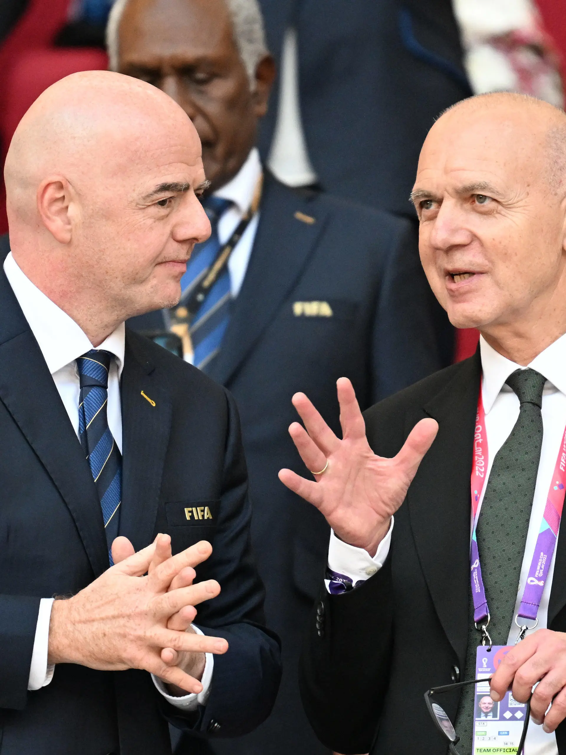 23.11.2022, Katar, Ar-Rayyan: Fußball: WM, Deutschland - Japan, Vorrunde, Gruppe E, Spieltag 1, Chalifa International Stadium, FIFA-Präsident Giovanni Vincenzo Infantino (l) und DFB-Präsident Bernd Neuendorf unterhalten sich. Foto: Federico Gambarini/dpa +++ dpa-Bildfunk +++