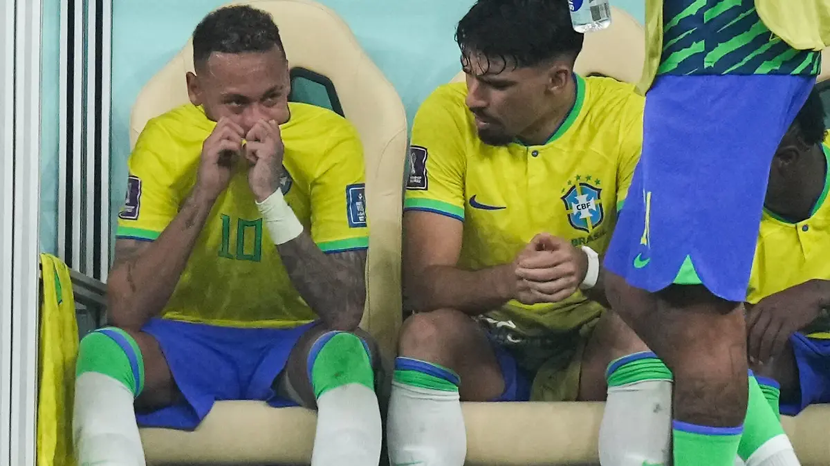 Brazil v Serbia - FIFA World Cup, WM, Weltmeisterschaft, Fussball 2022 - Group G - Lusail Stadium Brazils Neymar left reacts after receiving an injury during the FIFA World Cup Group G match at the Lusail Stadium in Lusail, Qatar. Picture date: Thursday November 24, 2022. Use subject to restrictions. Editorial use only, no commercial use without prior consent from rights holder. PUBLICATIONxNOTxINxUKxIRL Copyright: xPeterxByrnex 69941933