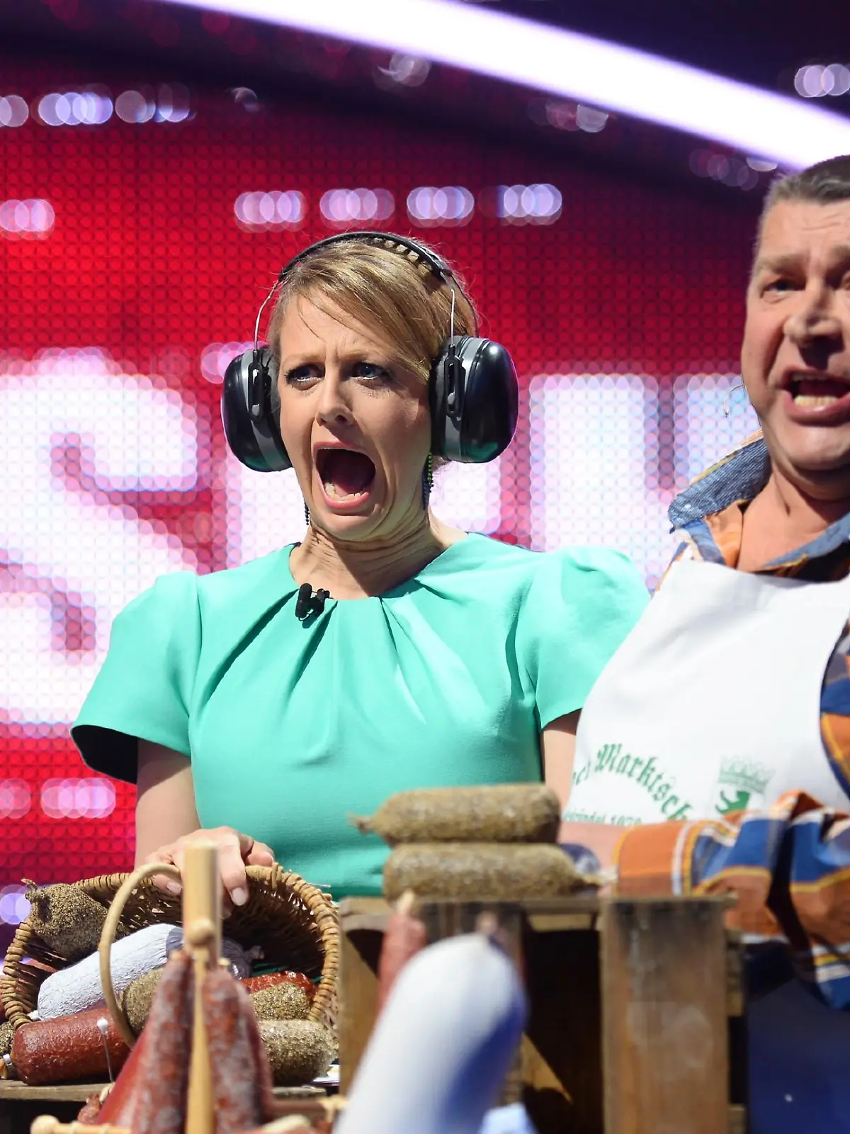 Moderatorin Barbara Schöneberger ist von den 108 Dezibel von Marktschreier "Wurst-Achim" sichtlich beeindruckt. 