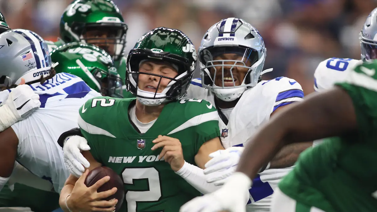 NFL, American Football Herren, USA New York Jets at Dallas Cowboys Sep 17, 2023 Arlington, Texas, USA New York Jets quarterback Zach Wilson 2 is sacked by Dallas Cowboys linebacker Micah Parsons 11 in the first quarter at AT&T Stadium. Arlington AT&T Stadium Texas USA, EDITORIAL USE ONLY PUBLICATIONxINxGERxSUIxAUTxONLY Copyright: xTimxHeitmanx 20230917_cec_sh2_245