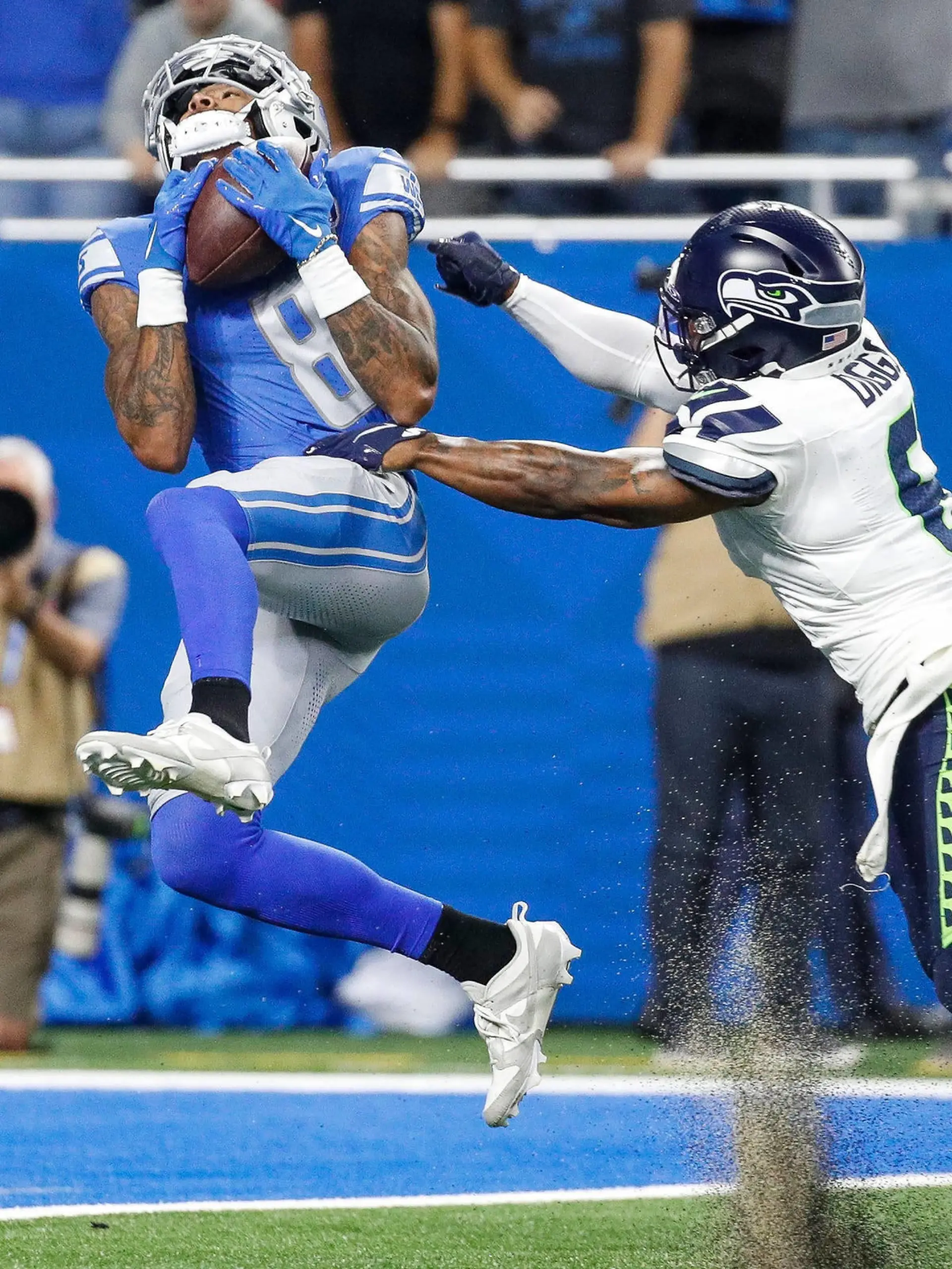 NFL, American Football Herren, USA Seattle Seahawks at Detroit Lions Sep 17, 2023 Detroit, Michigan, USA Detroit Lions wide receiver Josh Reynolds 8 makes a catch for a touchdown against Seattle Seahawks safety Quandre Diggs 6 during the first half at Ford Field. Detroit Ford Field Michigan USA, EDITORIAL USE ONLY PUBLICATIONxINxGERxSUIxAUTxONLY Copyright: xJunfuxHanx 20230917_jcd_usa_0168