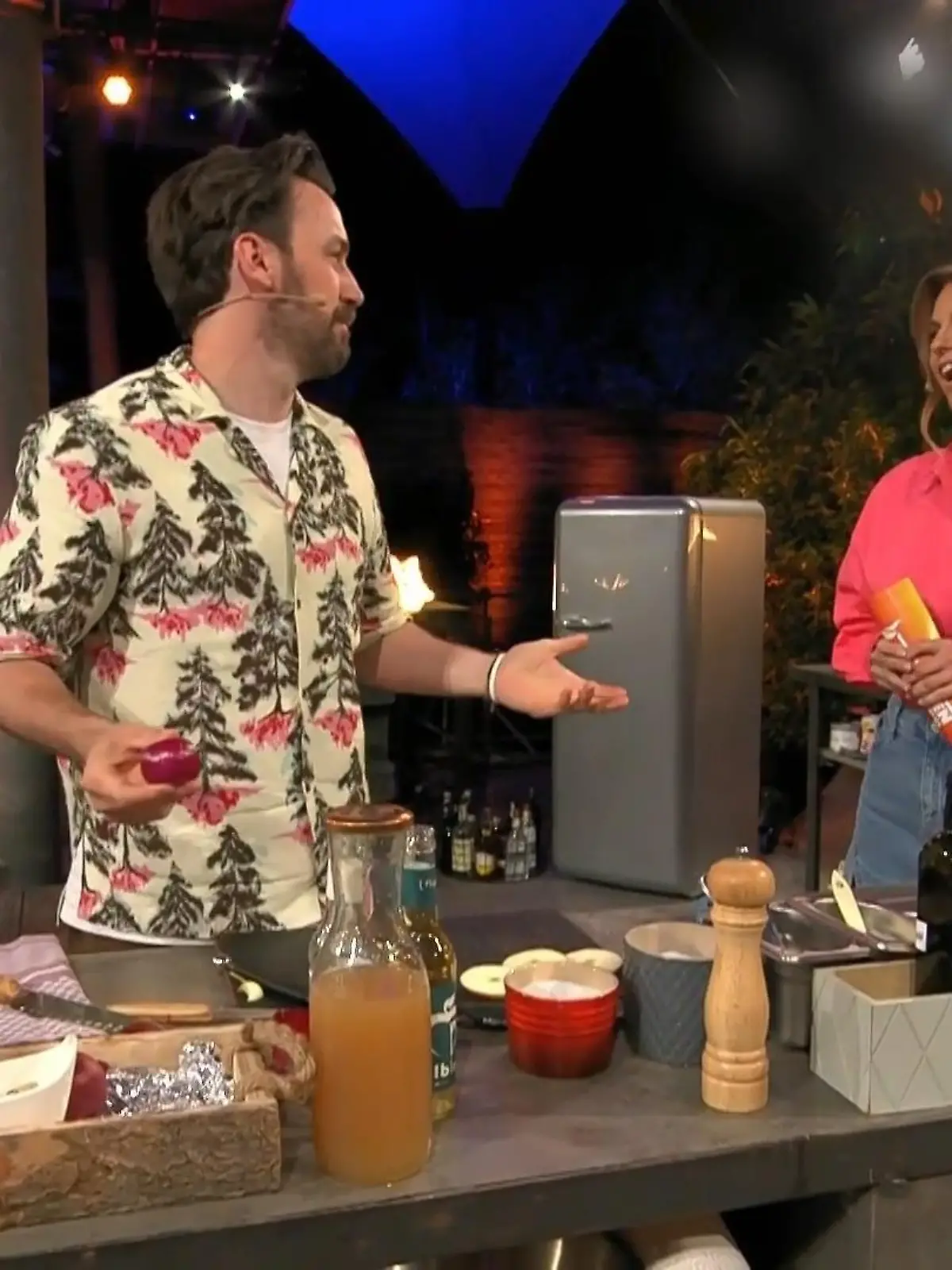 RTL-Moderator Jan Köppen gerät bei "Grill den Henssler" ins Plaudern über seinen beruflichen Werdegang: Nach einem "beinahe"-Jura-Studium und einer "beinahe"-BWL-Laufbahn entschied er sich nämlich für eine Bewerbung beim Musiksender "VIVA". Und so startete eine erfolgreiche Fernseh-Karriere. Ob er beim "Grill den Henssler Sommer-Special" auch so erfolgreich sein wird, wird sich zeigen.