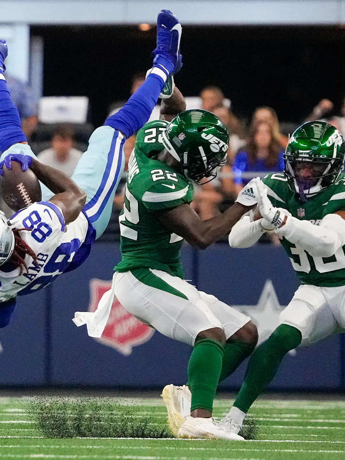 Dallas Cowboys tight end Jake Ferguson scores passes New York Jets cornerback Sauce Gardner and linebacker Quincy Williams during the first half of an NFL football game in Arlington, Texas, Sunday, Aug. 17, 2023. (AP Photo/Sam Hodde)