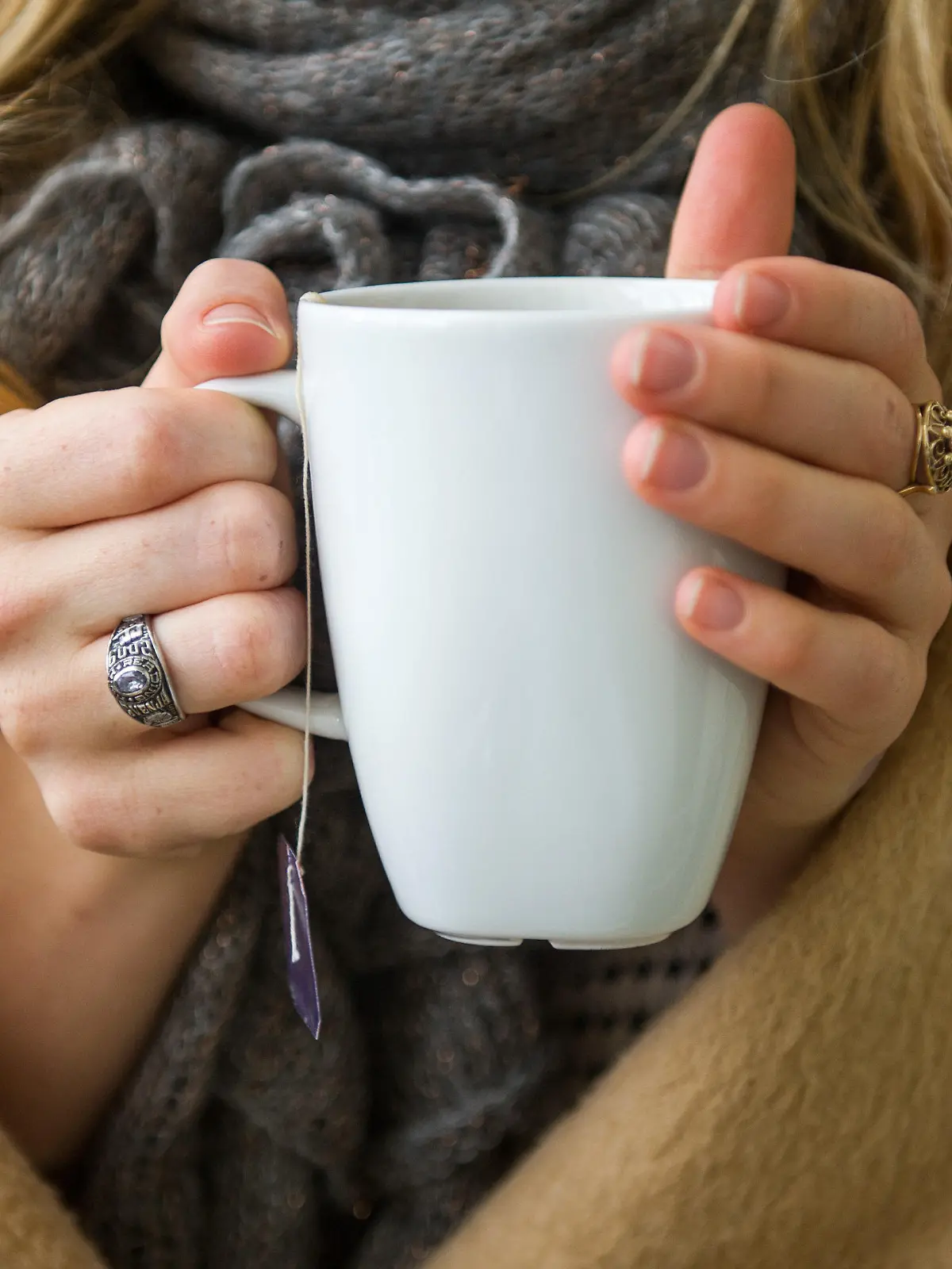 ARCHIV - 20.10.2014, Niedersachsen, Hannover: Eine Frau wärmt sich in Hannover, in eine Decke gehüllt, an einer Tasse Tee. Ab wann jemand friert, hängt von vielen Faktoren ab. (Zu dpa: «Kälteanpassung des Körpers - Wie Frostbeulen weniger frieren») Foto: Ole Spata/dpa +++ dpa-Bildfunk +++