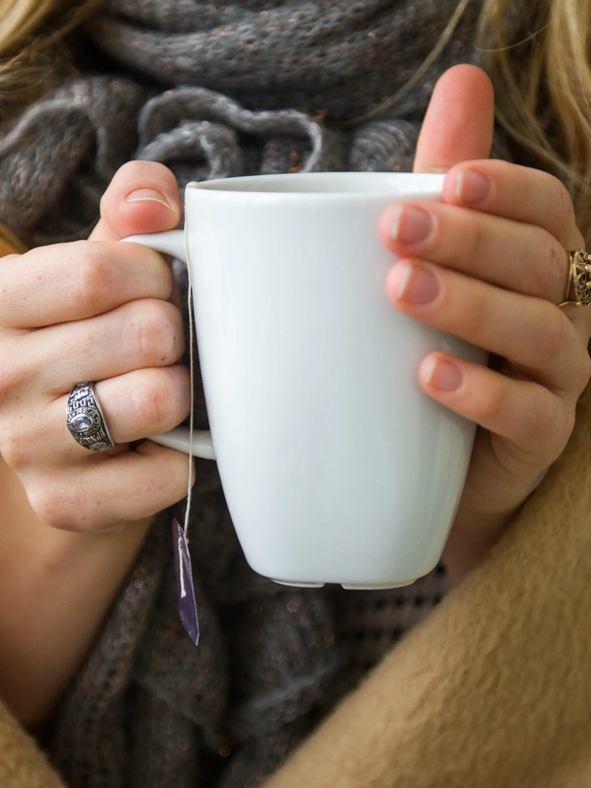 ARCHIV - 20.10.2014, Niedersachsen, Hannover: Eine Frau wärmt sich in Hannover, in eine Decke gehüllt, an einer Tasse Tee. Ab wann jemand friert, hängt von vielen Faktoren ab. (Zu dpa: «Kälteanpassung des Körpers - Wie Frostbeulen weniger frieren») Foto: Ole Spata/dpa +++ dpa-Bildfunk +++