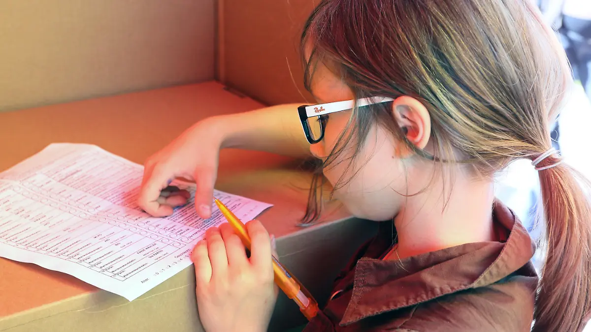 Die achtjährige Lilly wählt am 13.09.2013 bei der Kinder- und Jugendwahl U 18 in Berlin in der Wahlkabine. Bundesweit können Kinder und Jugendliche auf nahezu identischen Stimmzetteln ihre Stimme zur Bundestagswahl abgeben. Foto: Stephanie Pilick/dpa ++